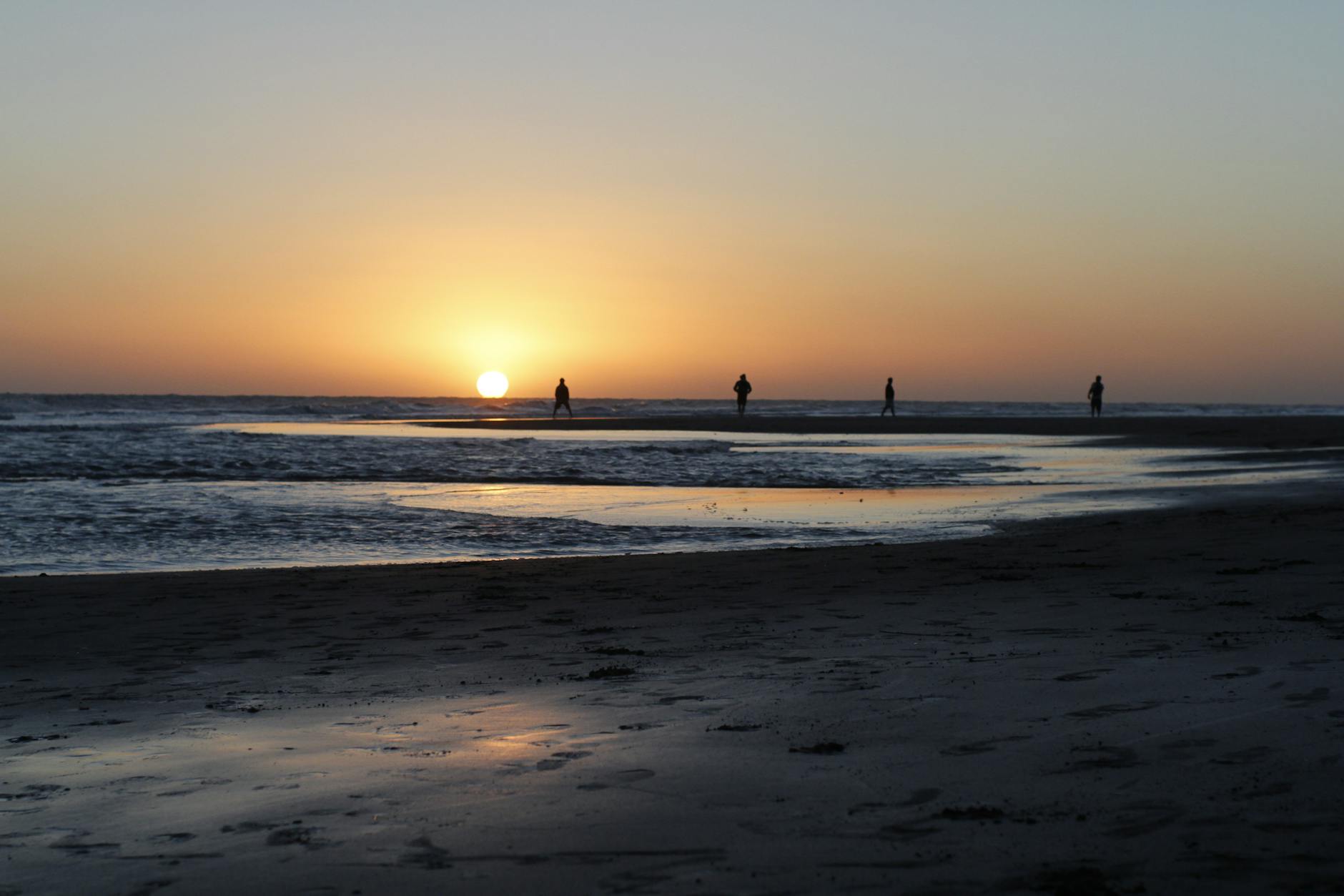 Atardecer en la playa de Monte Hermoso con siluetas en el horizonte