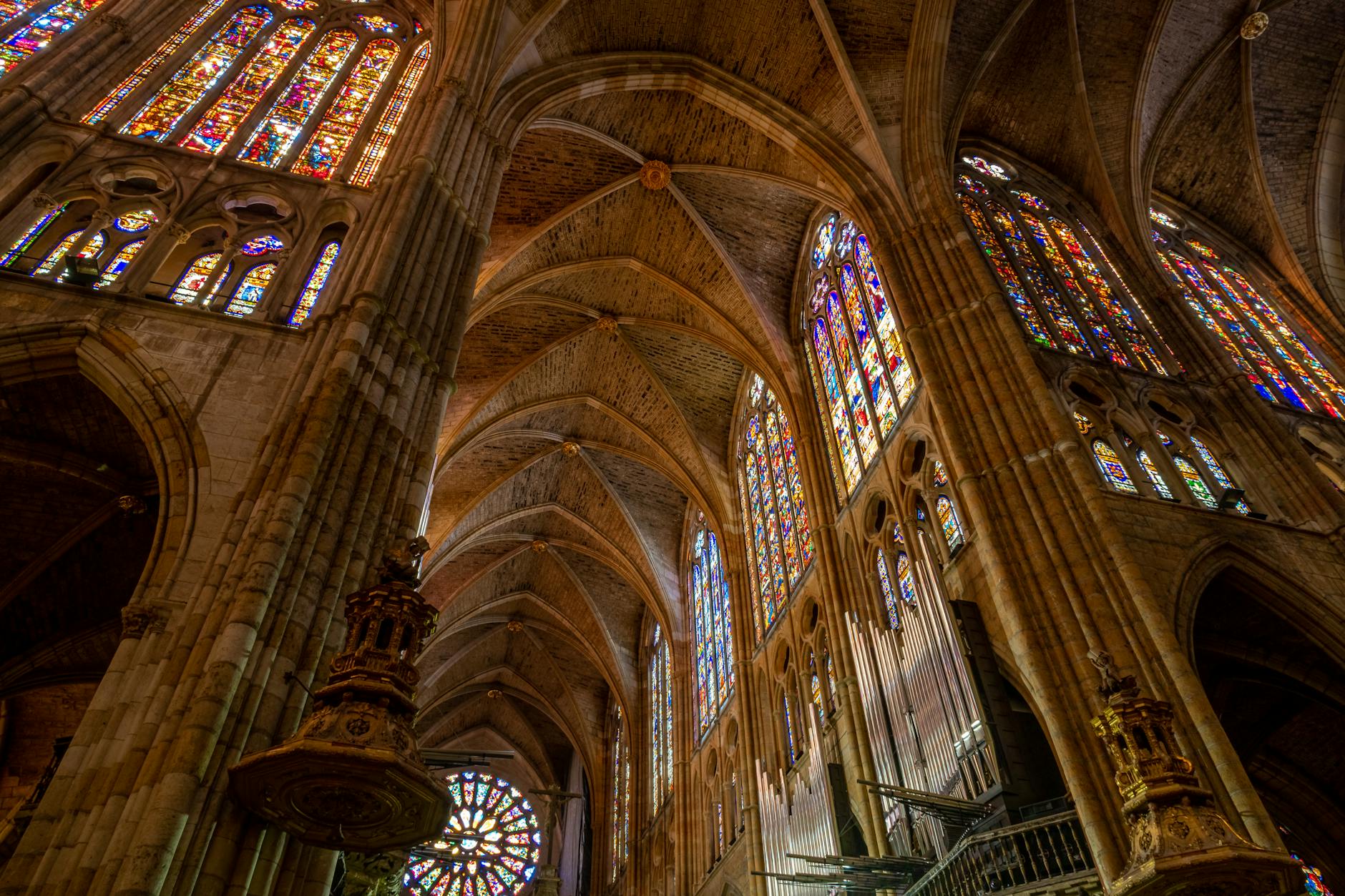 Interior de la Catedral de León con vidrieras góticas de colores