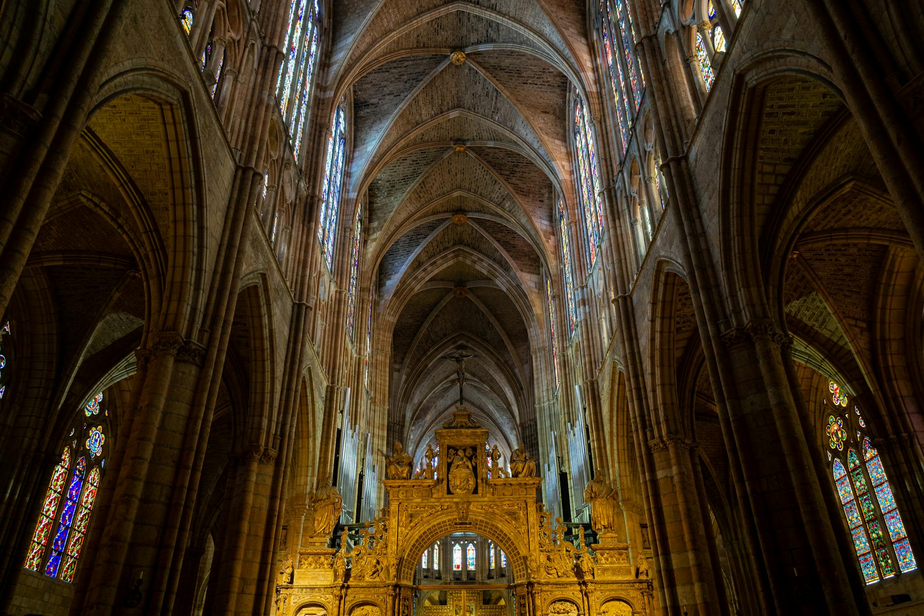 Bóveda y vidrieras góticas del interior de la Catedral de León