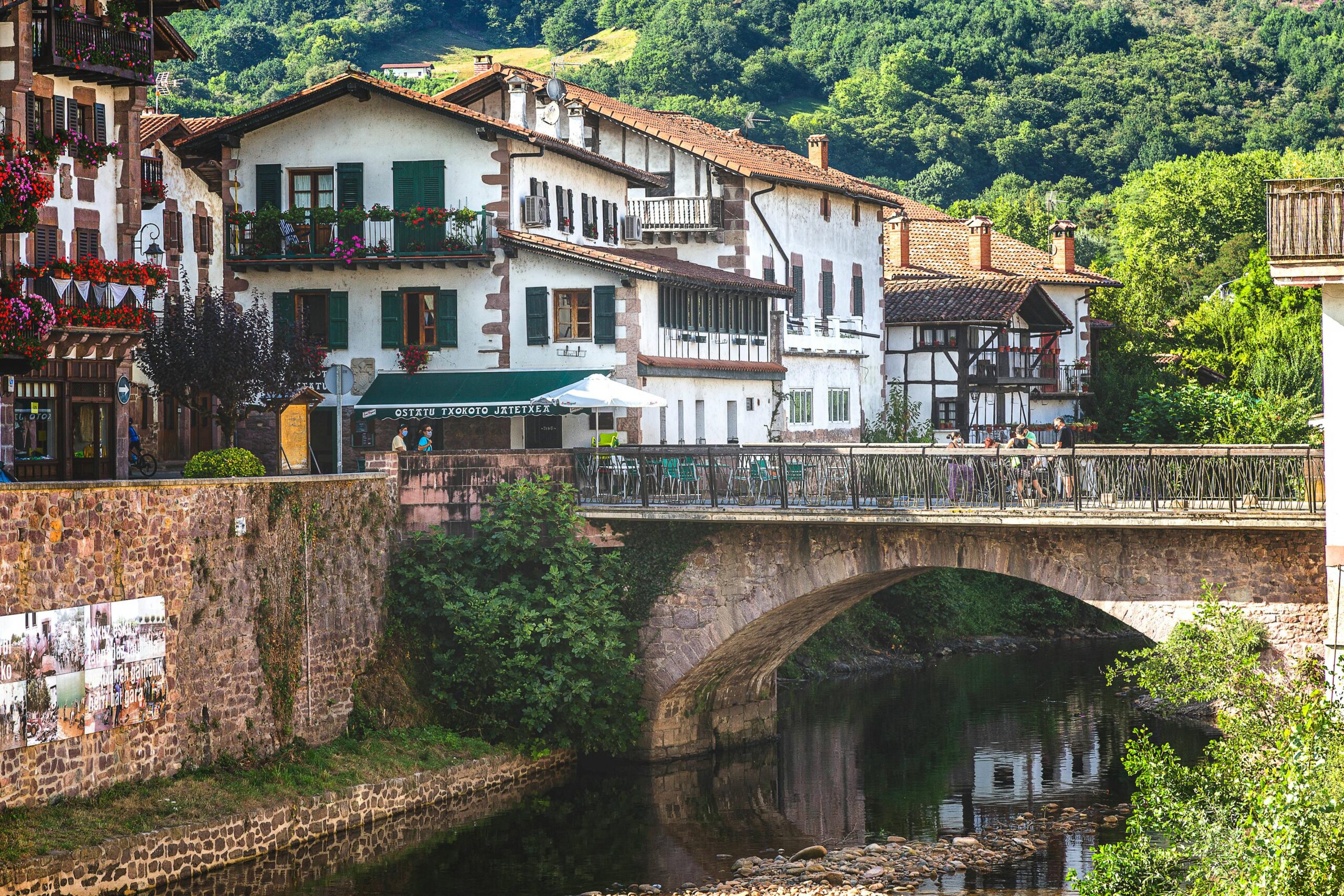 Puente de piedra y edificios tradicionales en Elizondo, pueblo de piedra en Navarra