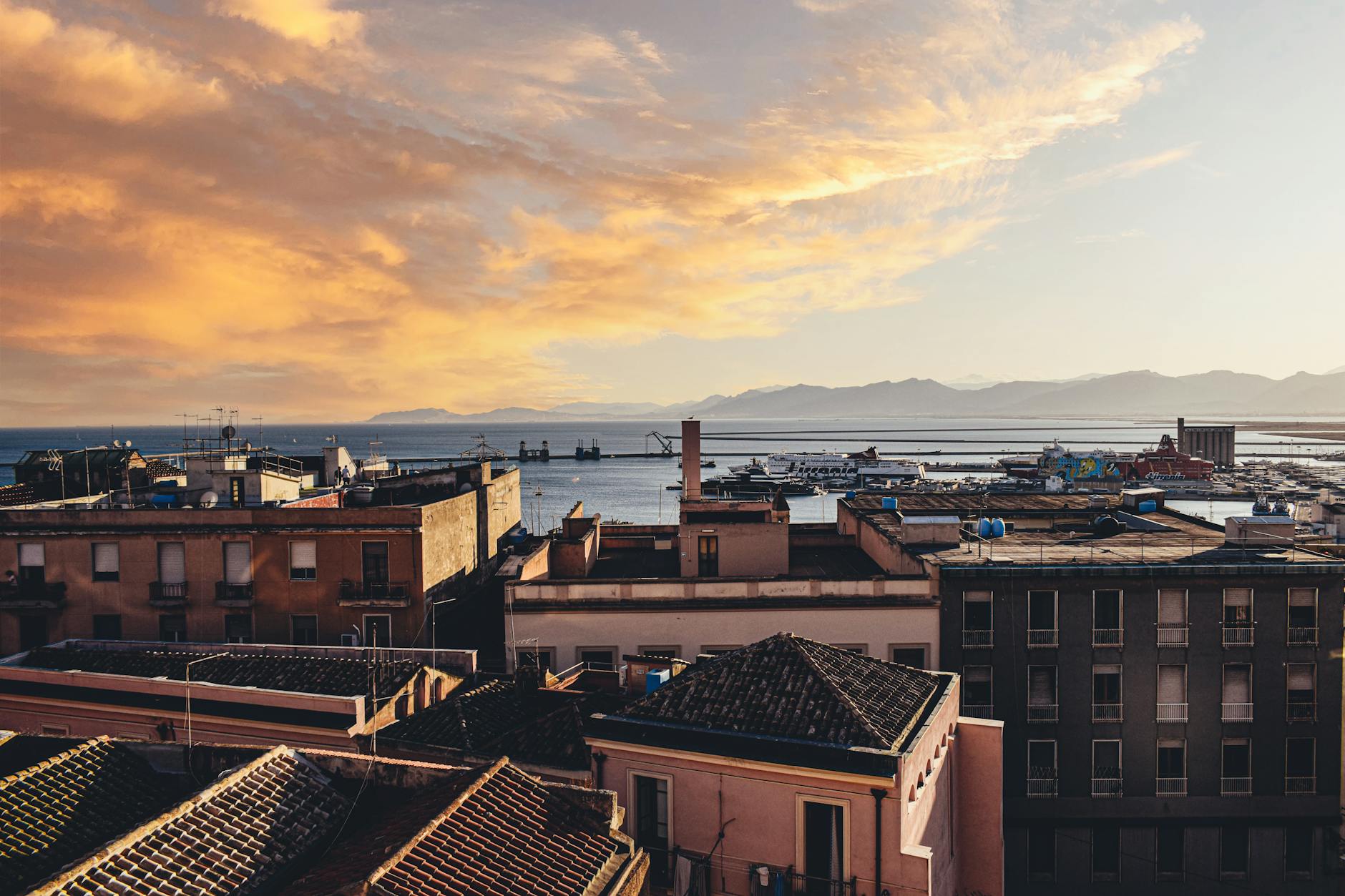 Cerdeña (Sardegna) en 2026: guía honesta de la isla más virgen del Mediterráneo 2 Atardecer sobre Cagliari, capital de Cerdeña, con vistas al Mar Mediterráneo