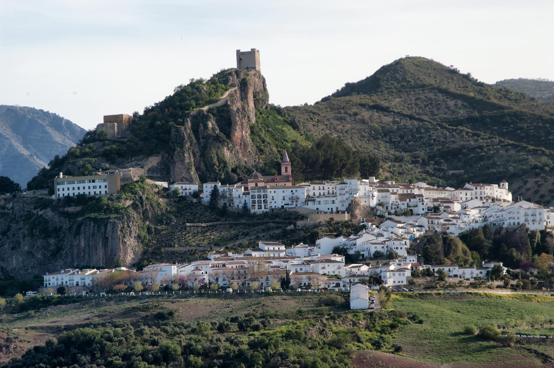 Pueblo histórico andaluz con fortaleza medieval, paisaje típico de Sierra Morena