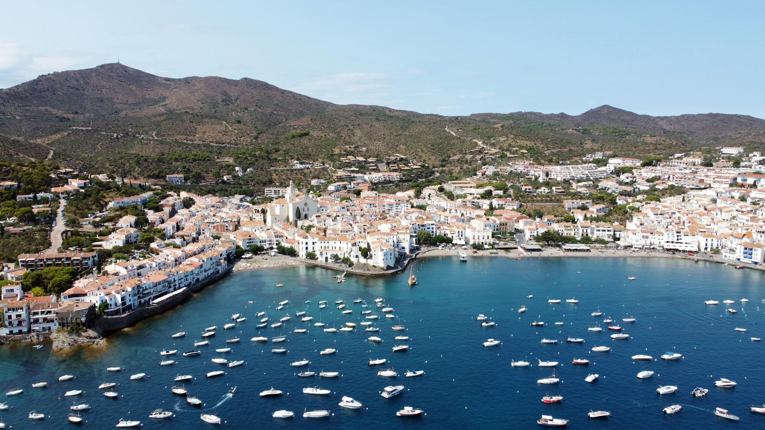 Vista aerea de Cadaques con veleros y puerto en la Costa Brava