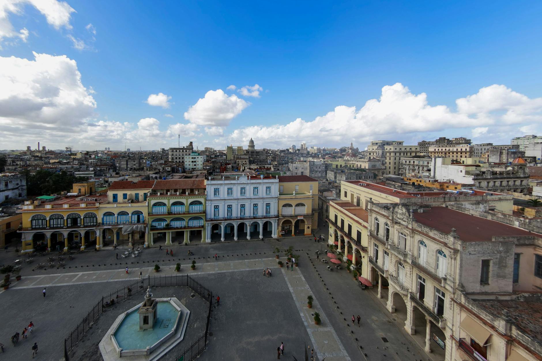 Vista aerea de la Plaza Vieja en La Habana con sus edificios coloniales