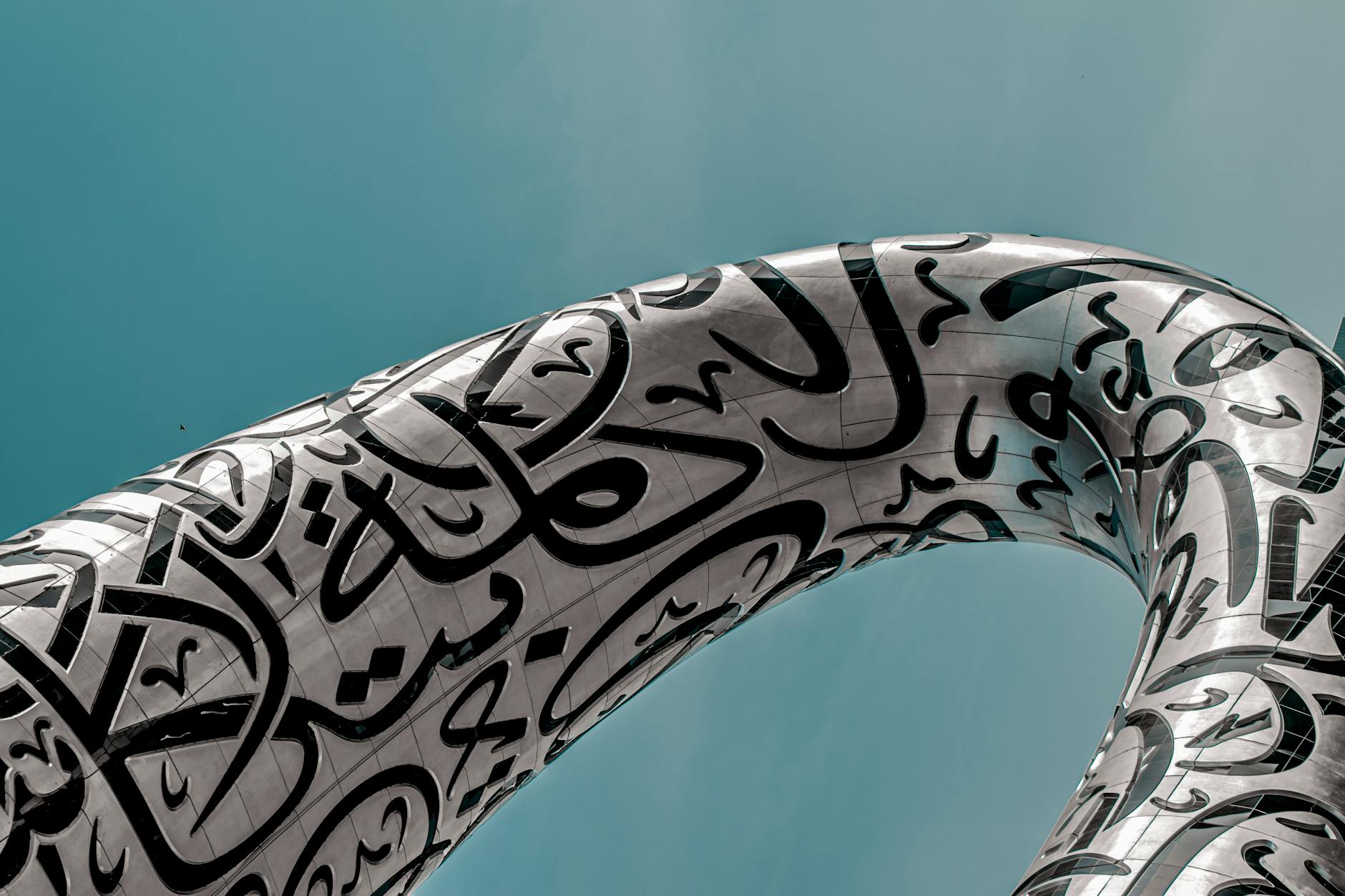 Museo del Futuro en Dubai con caligrafia arabe y arquitectura futurista