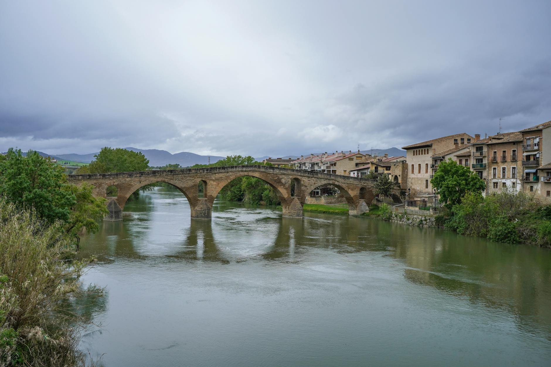 Vista del Puente la Reina sobre el rio Arga al amanecer
