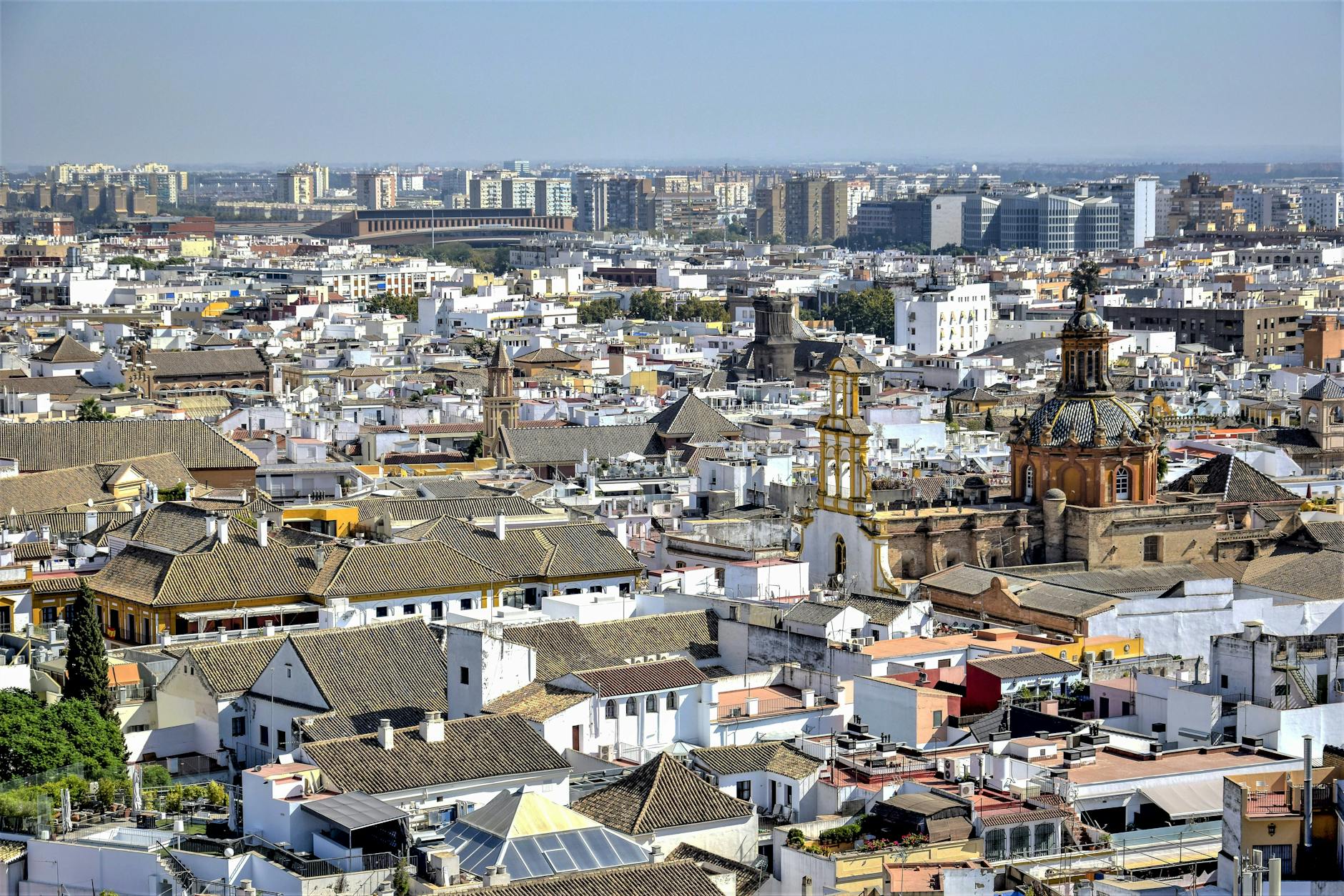 Vista aerea de Sevilla con sus tejados historicos
