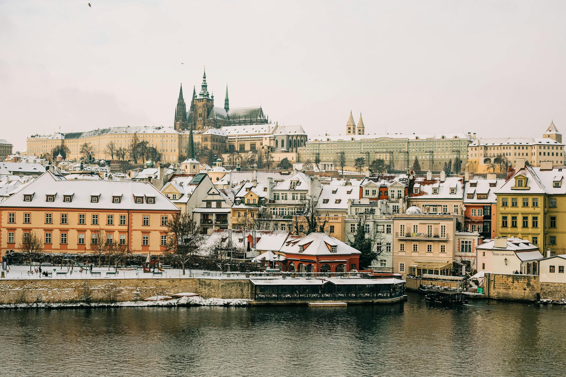 Castillo de Praga y rio Moldava nevados en invierno con arquitectura historica