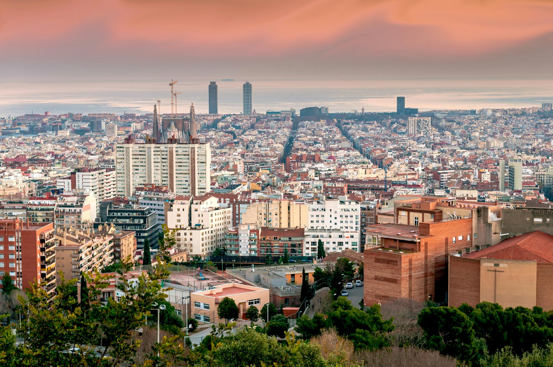 Vista aerea de Barcelona al atardecer, skyline vibrante