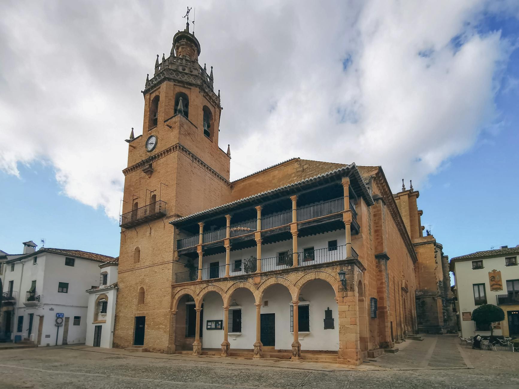 Torre medieval con reloj en una ciudad histórica española, similar a las torres mudéjares de Teruel