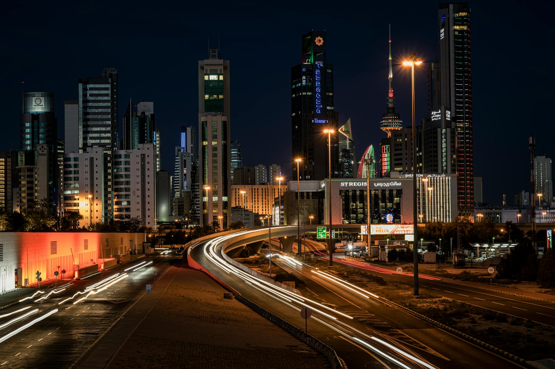 Vista nocturna del skyline moderno de Kuwait City