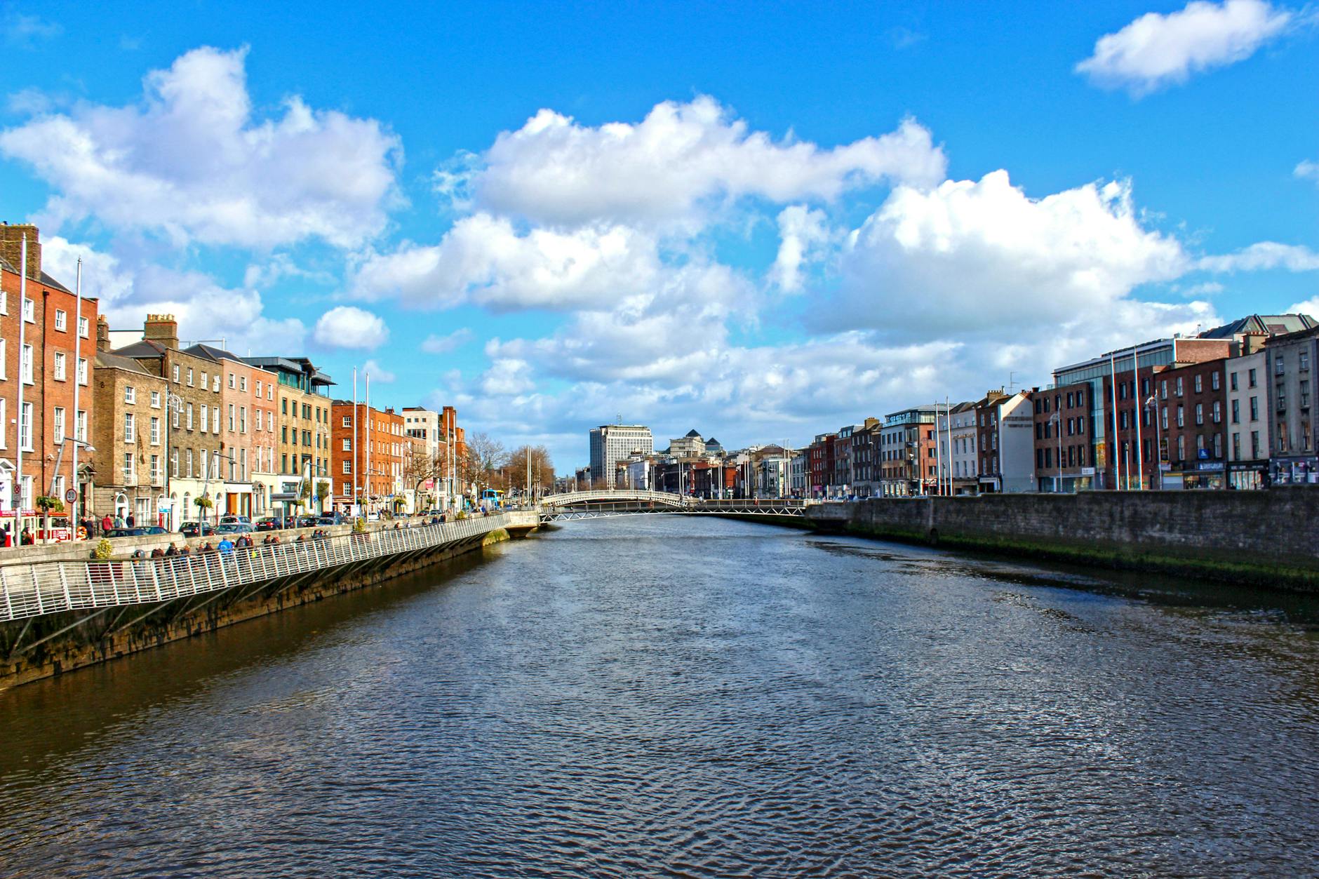 Vista del rio Liffey atravesando Dublin con edificios historicos, destino low cost irlandes