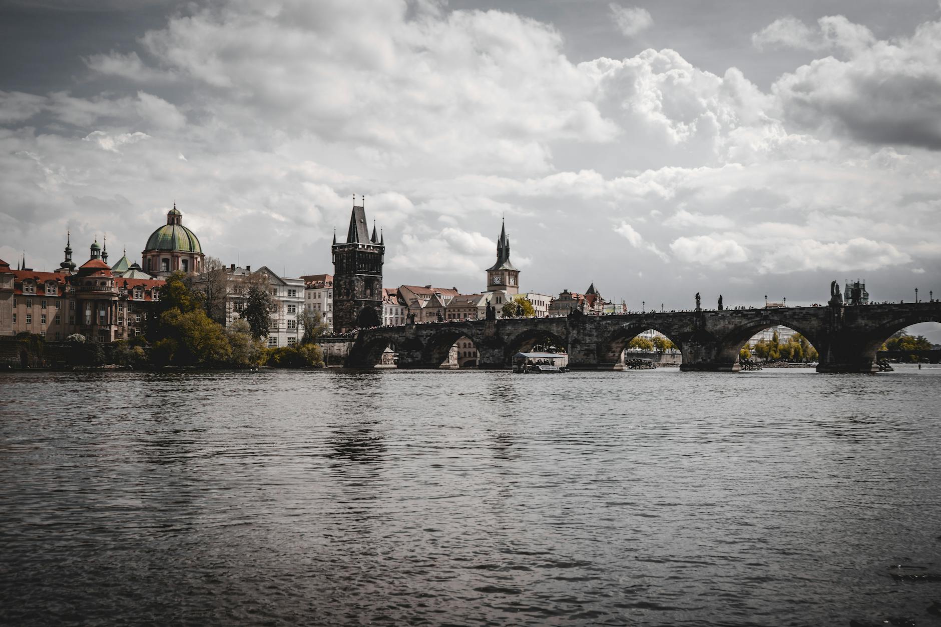 Puente Carlos sobre el rio Vltava con skyline de Praga, joya low cost centroeuropea