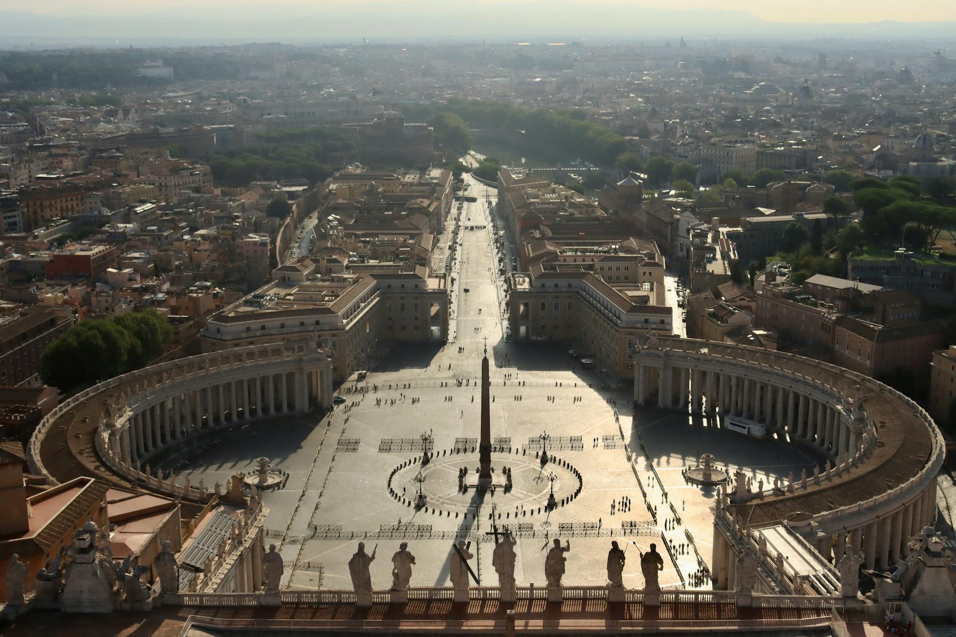 Vista aerea de la Plaza de San Pedro del Vaticano con la columnata de Bernini