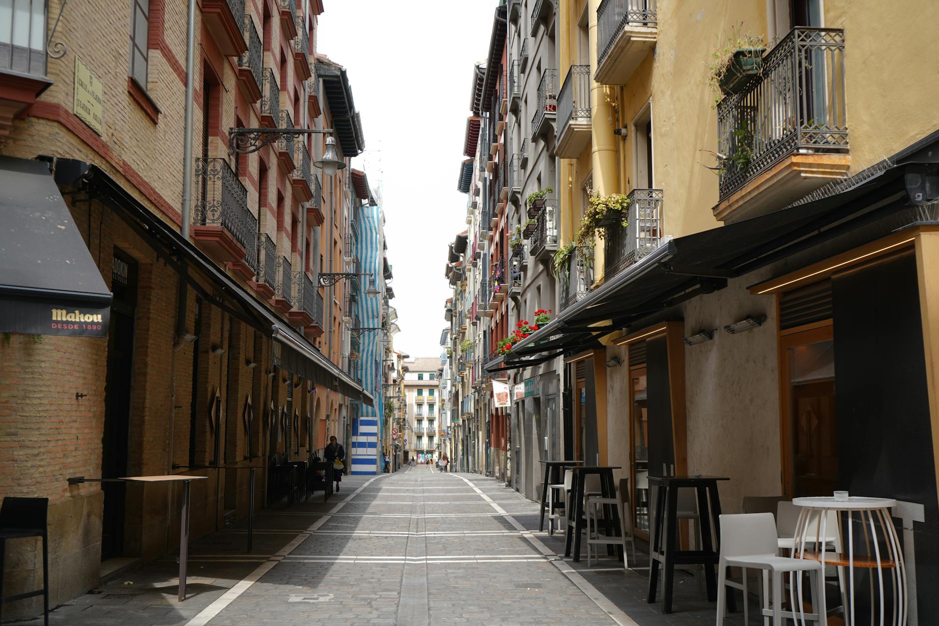 Calle empedrada del casco antiguo de Pamplona al amanecer