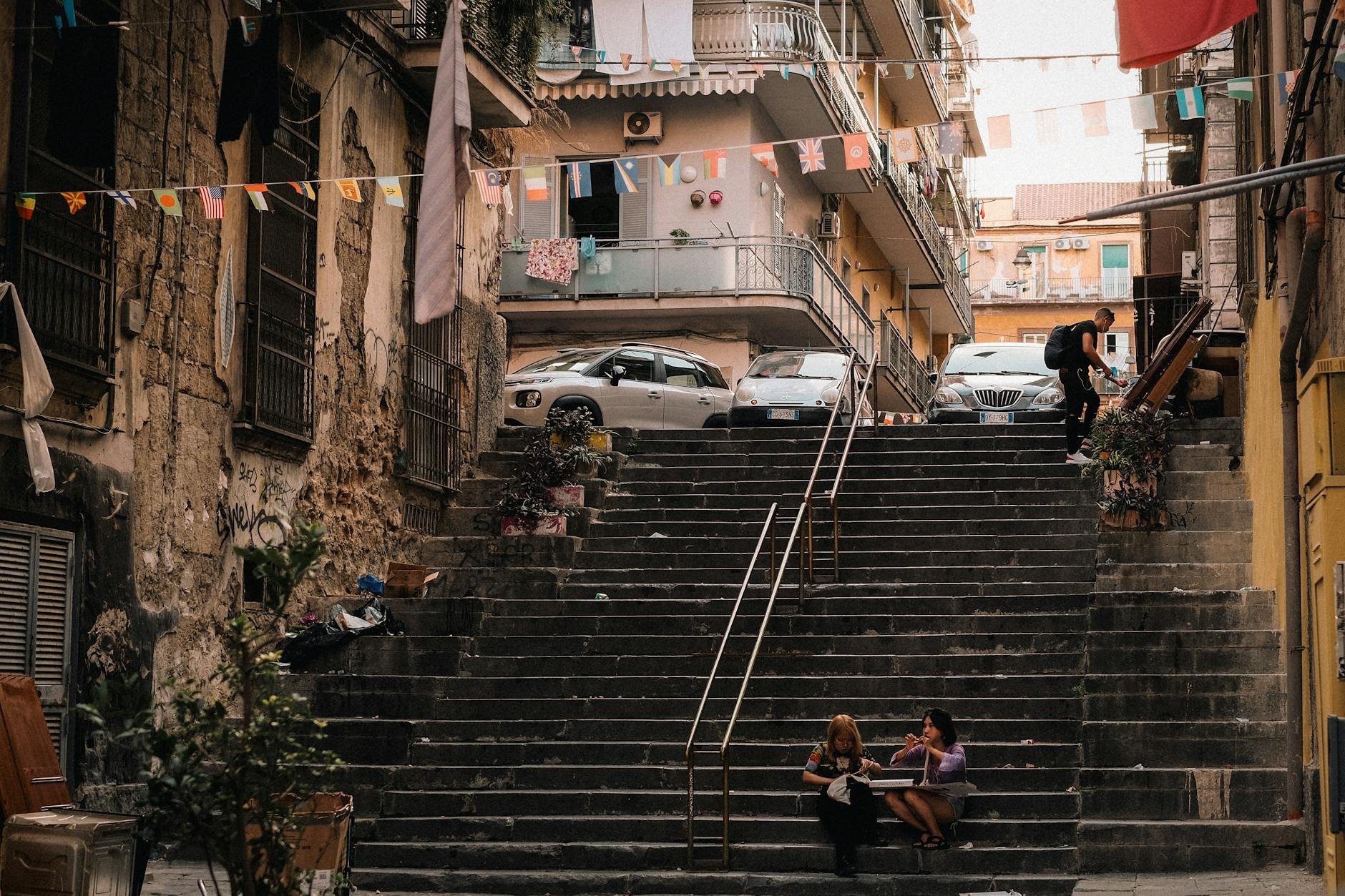 Personas paseando por escaleras urbanas en el centro historico de Napoles