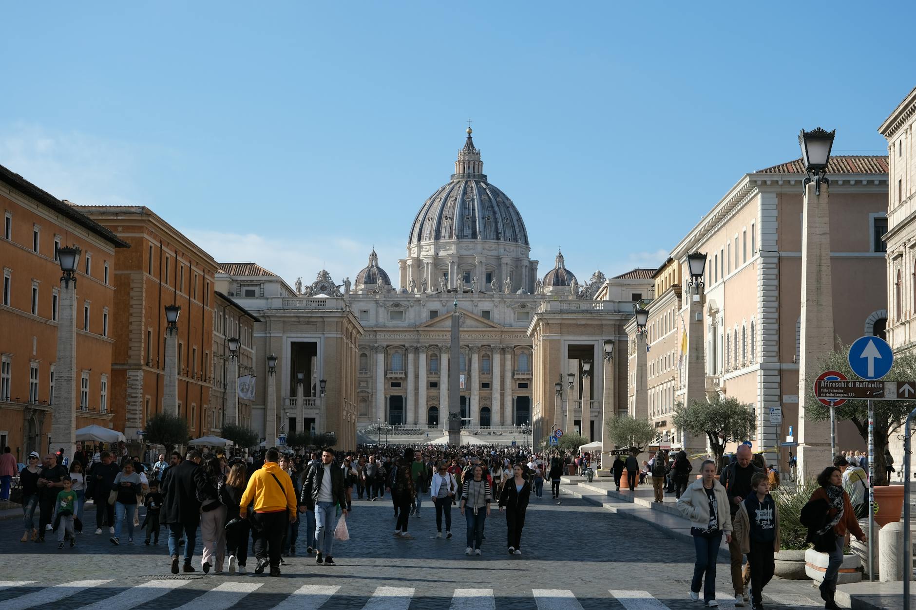 Colas de turistas en la Plaza de San Pedro del Vaticano esperando entrar en la basilica