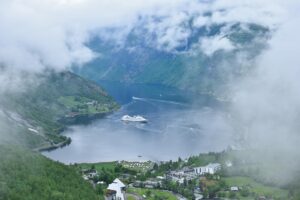 Vista aérea del Geirangerfjord con un crucero