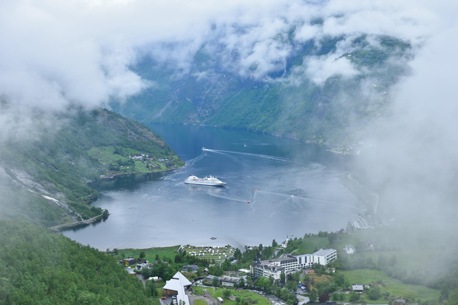 Vista aérea del Geirangerfjord con un crucero