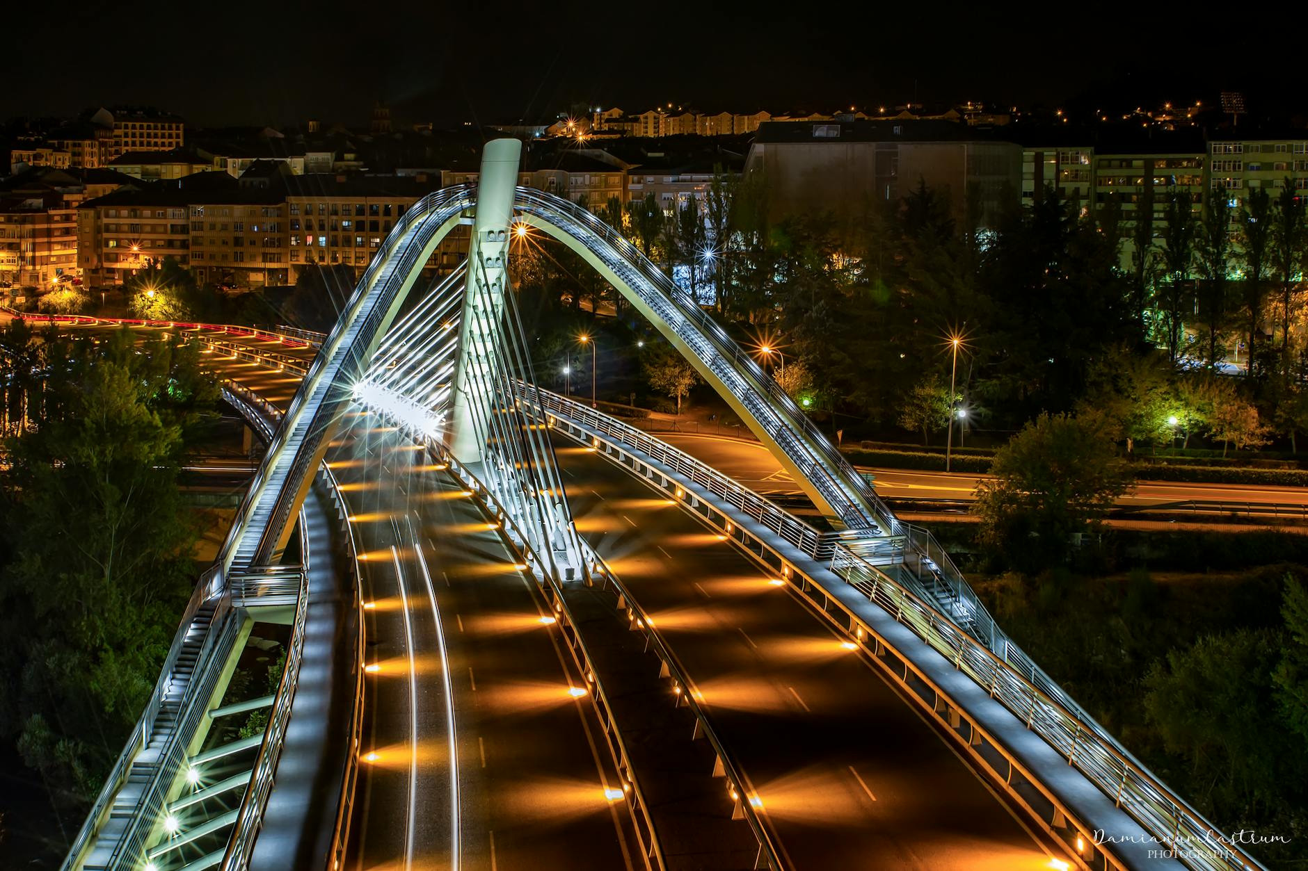 Puente del Milenio iluminado sobre el rio Mino en Ourense de noche