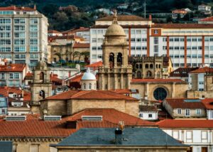 Vista panoramica del casco historico de Ourense con torres de iglesias y arquitectura medieval