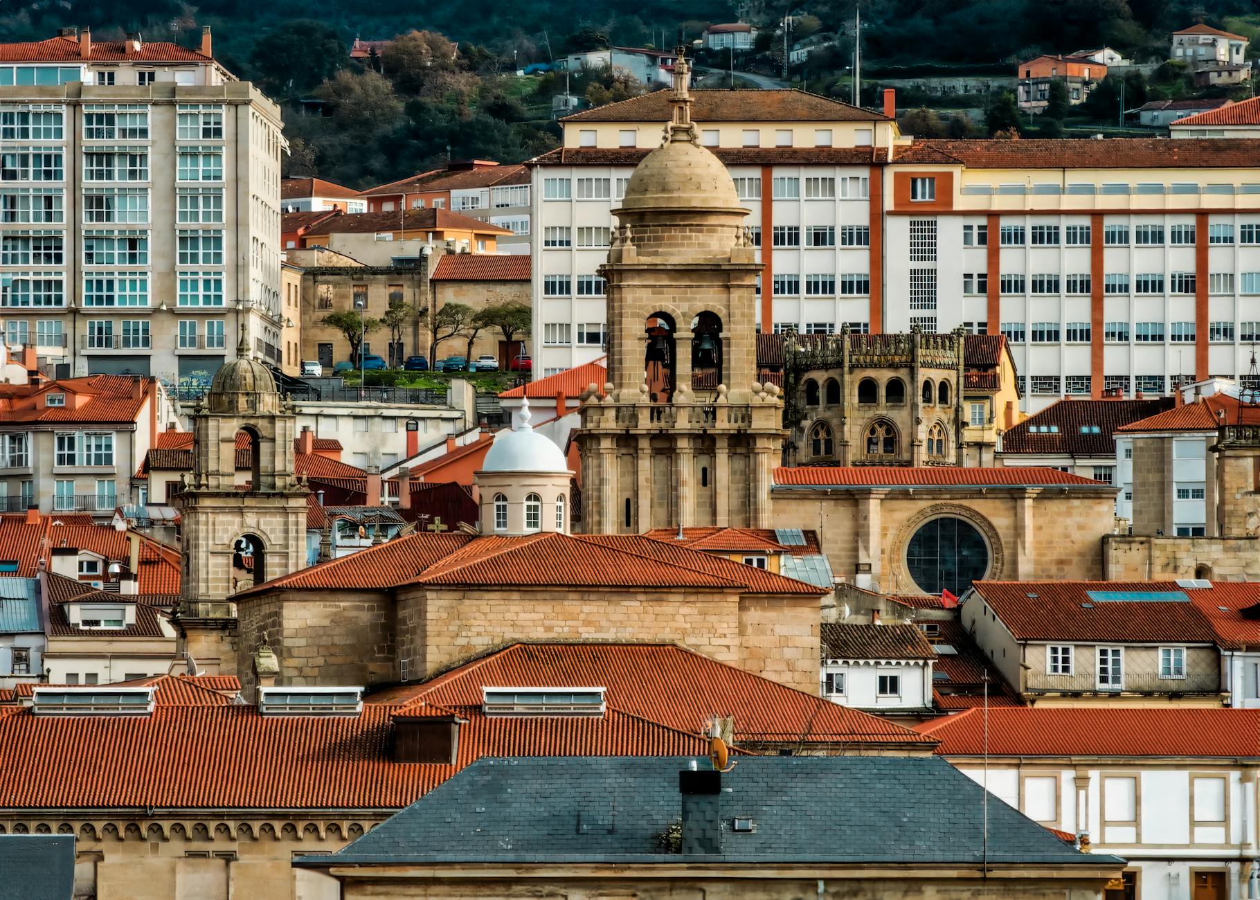 Vista panoramica del casco historico de Ourense con torres de iglesias y arquitectura medieval