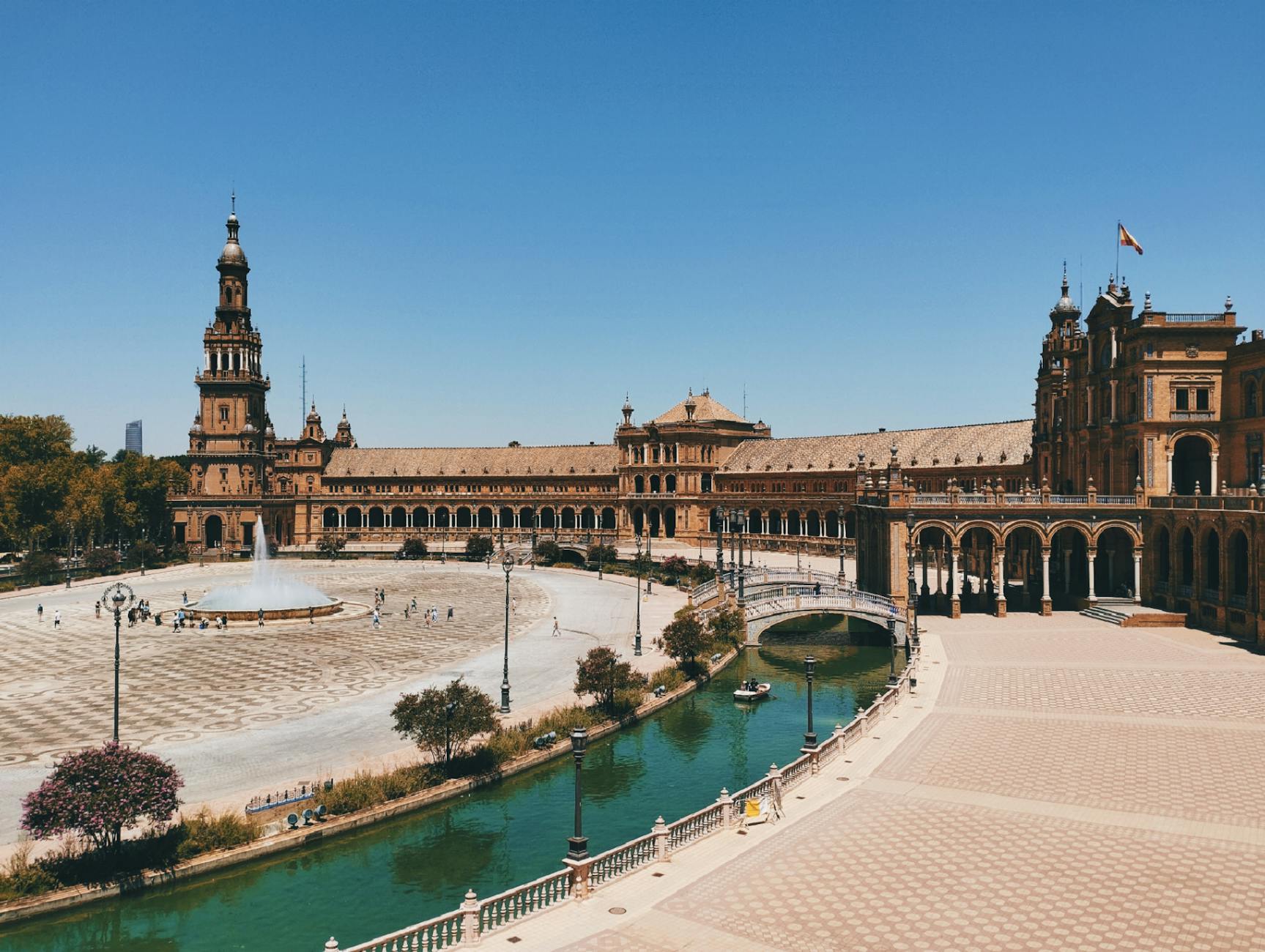 Plaza de Espana de Sevilla con su arquitectura andaluza bajo cielo soleado