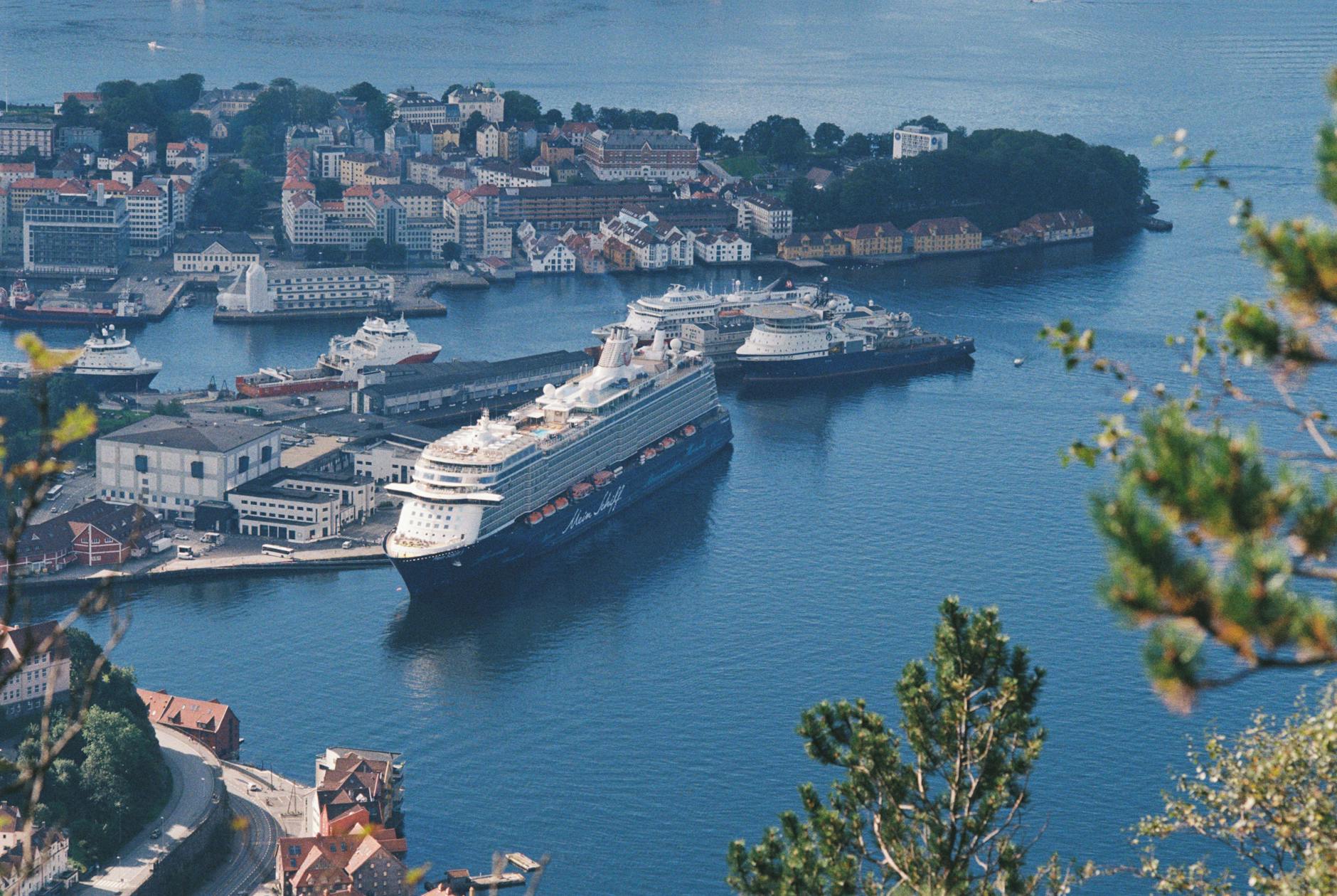 Cruceros atracados en el puerto de Bergen