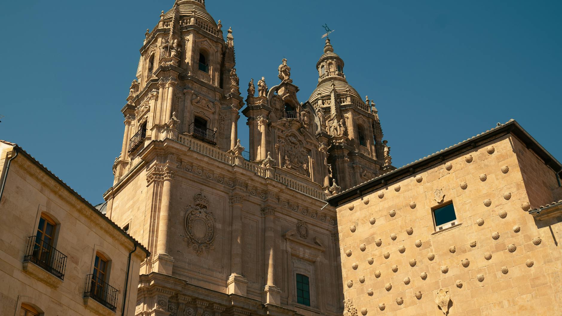 Catedral y universidad de Salamanca al atardecer, estilo plateresco