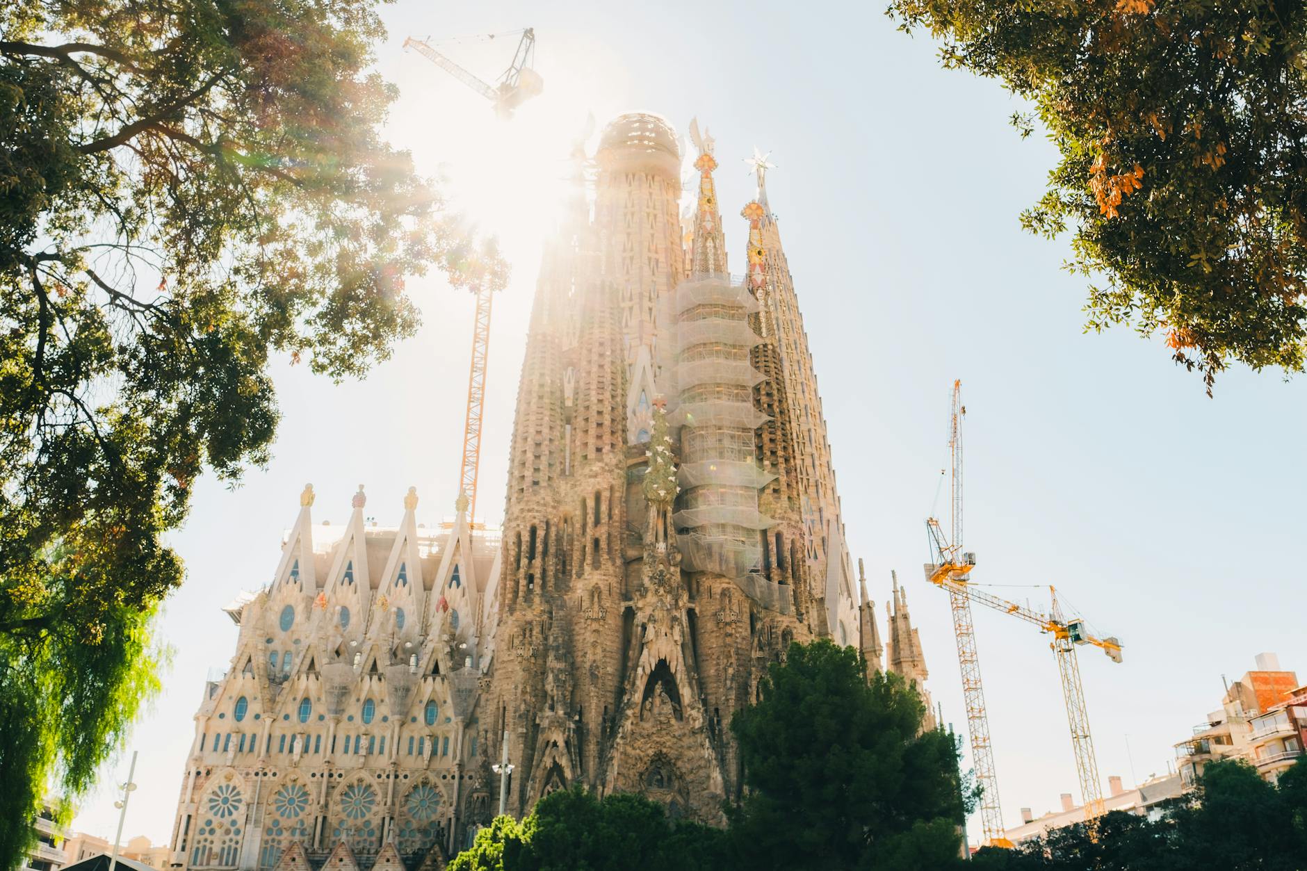 Vista majestuosa de la Sagrada Familia de Barcelona bajo el sol