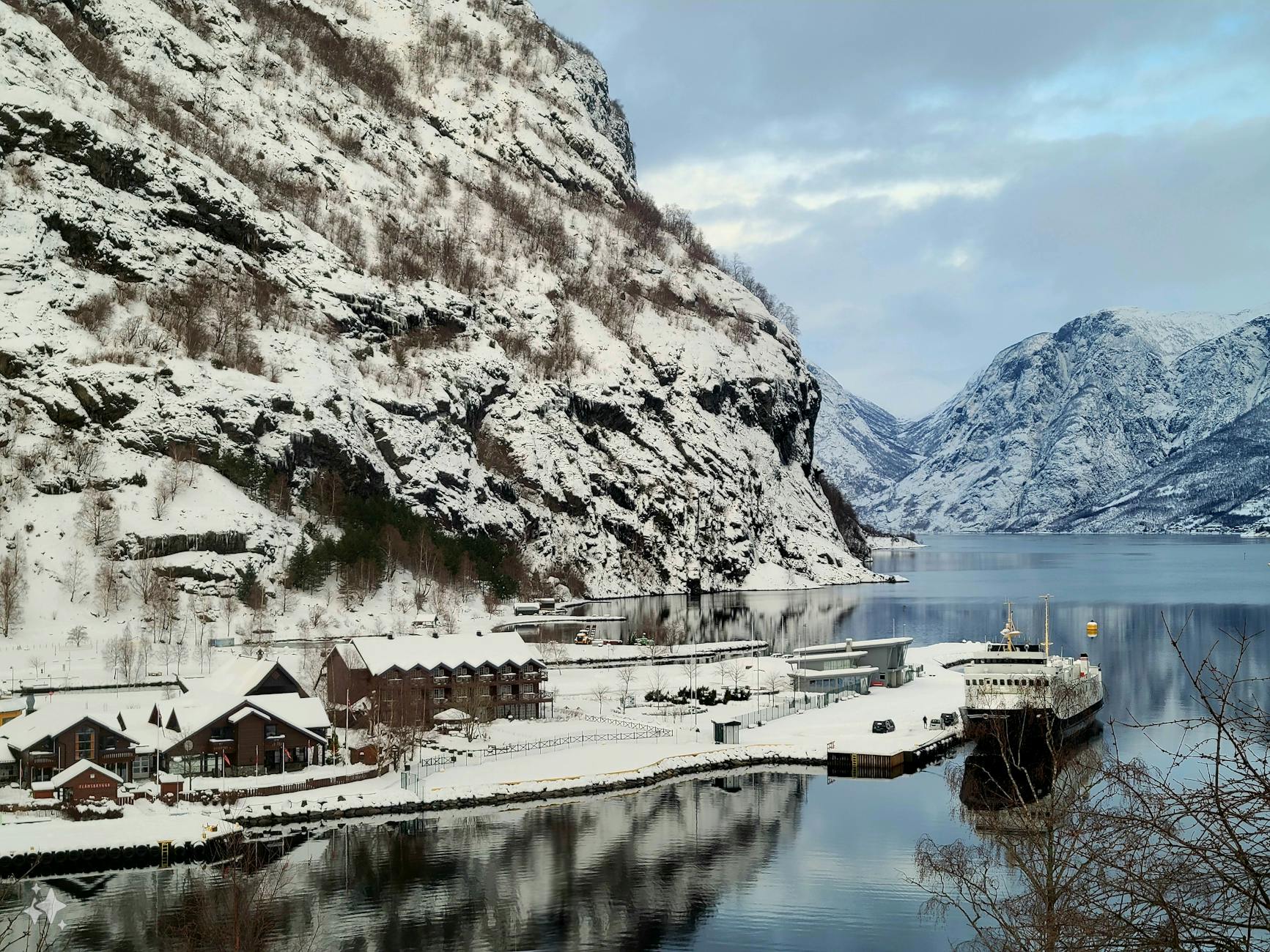 Pueblo de Flåm en invierno con montañas nevadas