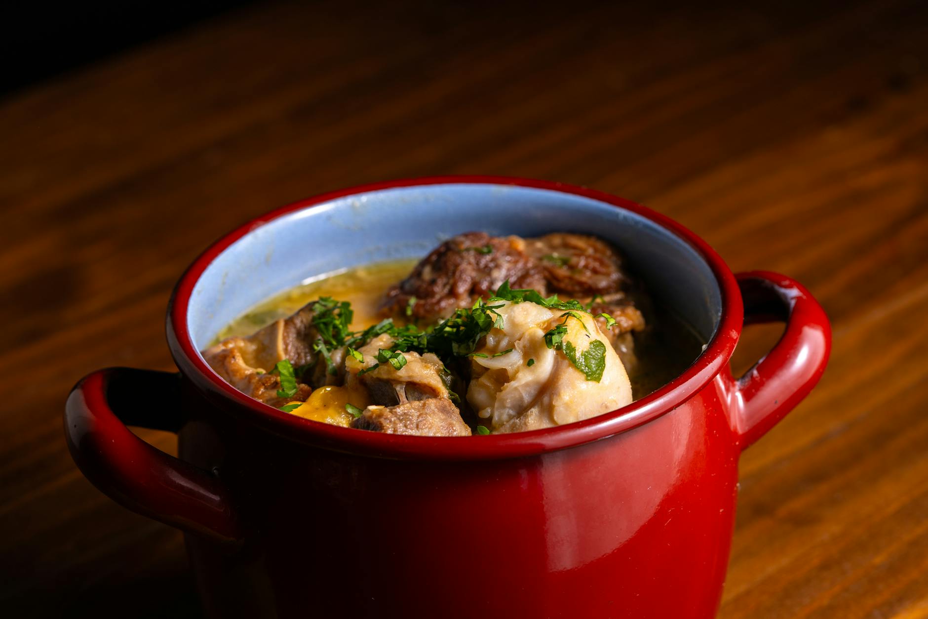 Cordero manchego guisado en cazuela roja, receta tradicional de Castilla-La Mancha