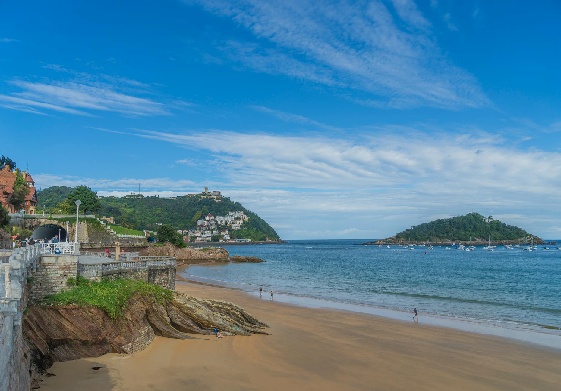 Playa de La Concha en San Sebastián, capital gastronómica del País Vasco