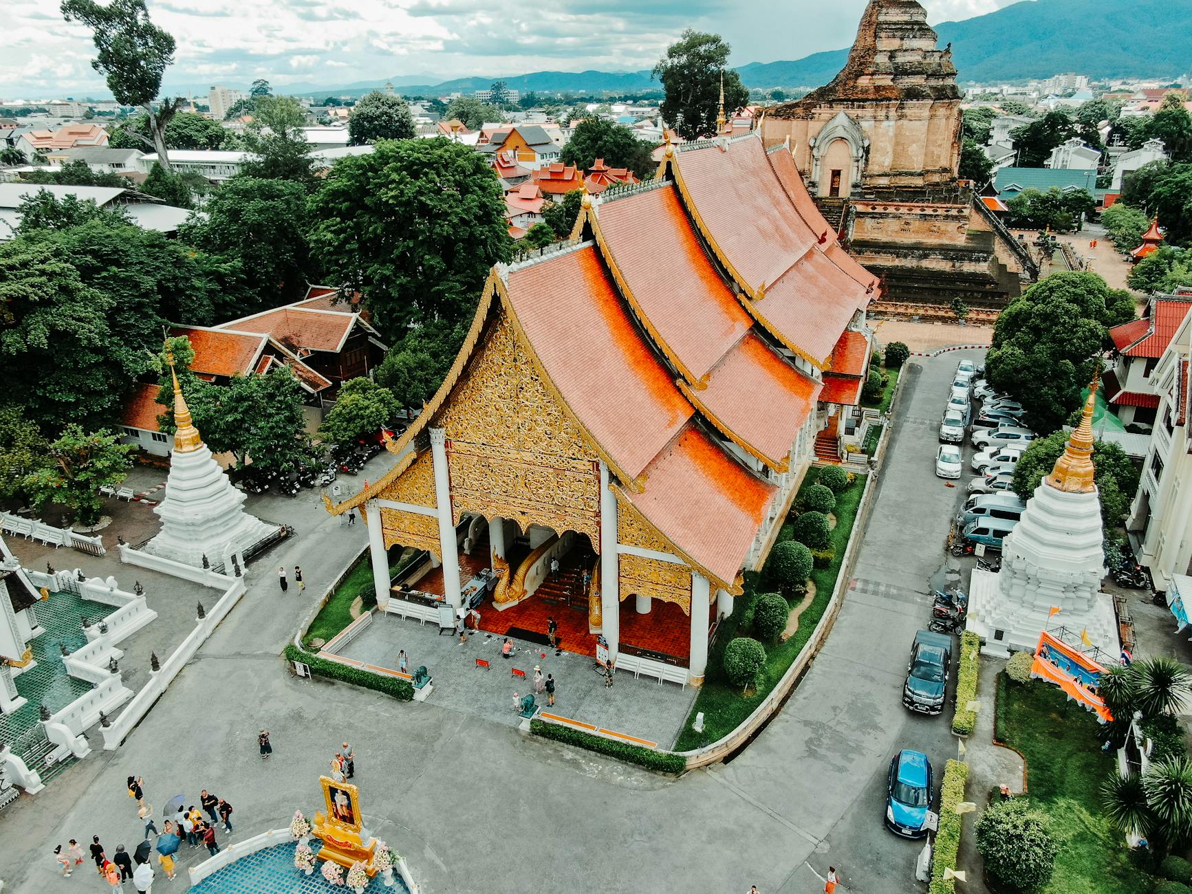 Vista aérea del Wat Chedi Luang, templo histórico de Chiang Mai, Tailandia
