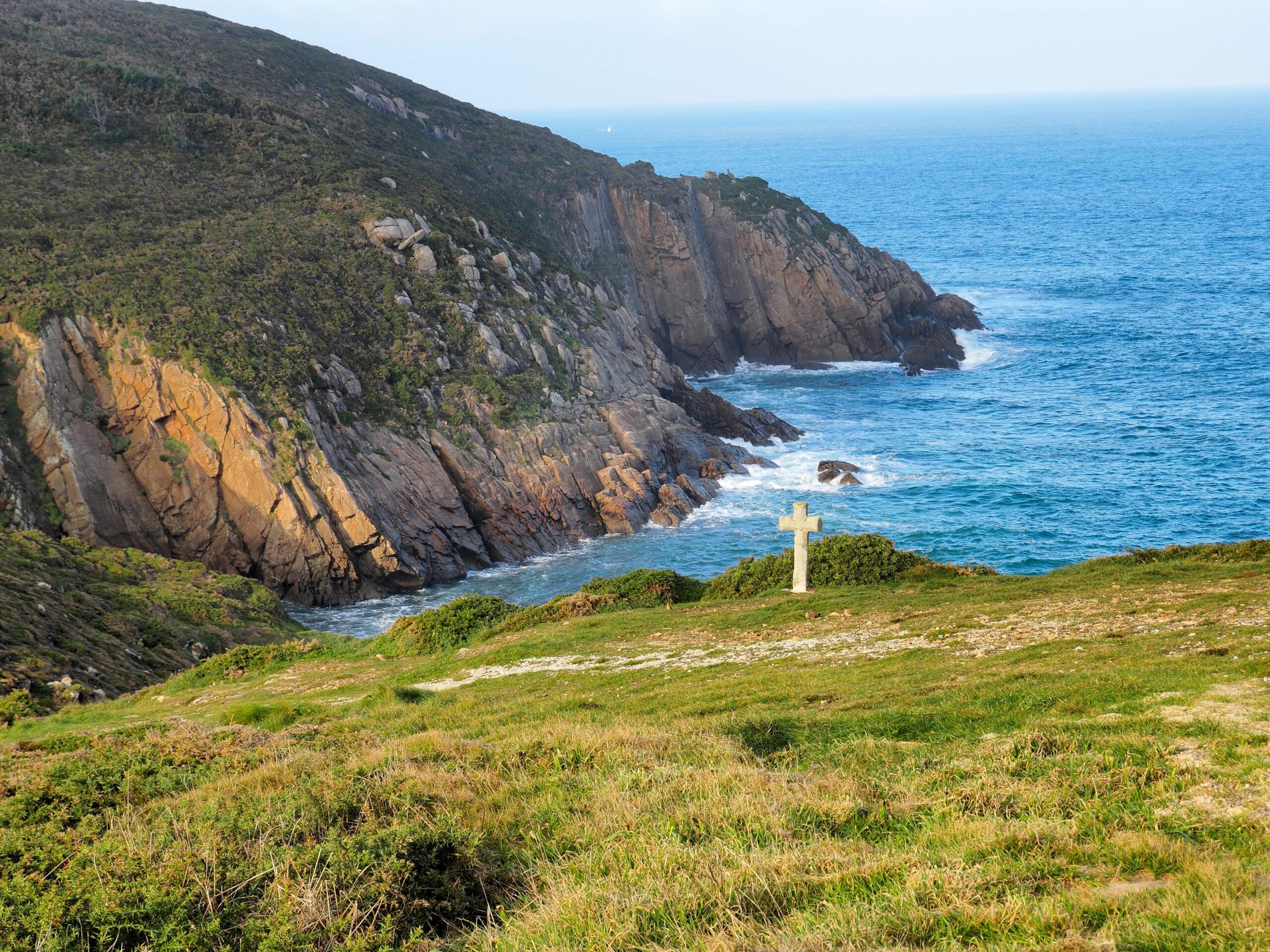 Cruz de piedra sobre acantilados azotados por el Atlantico cerca de San Andres de Teixido