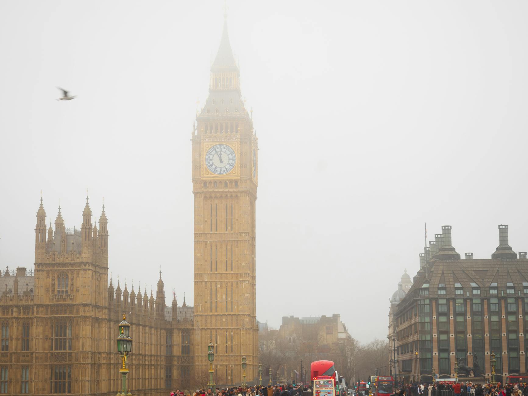 Big Ben envuelto en niebla con calle londinense bulliciosa, destino low cost imprescindible