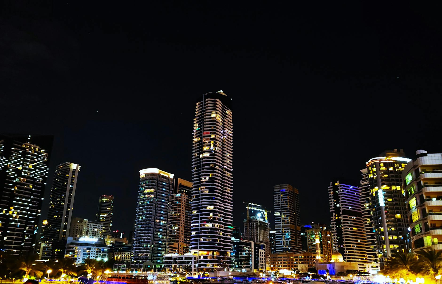 Skyline de Dubai Marina con rascacielos iluminados de noche