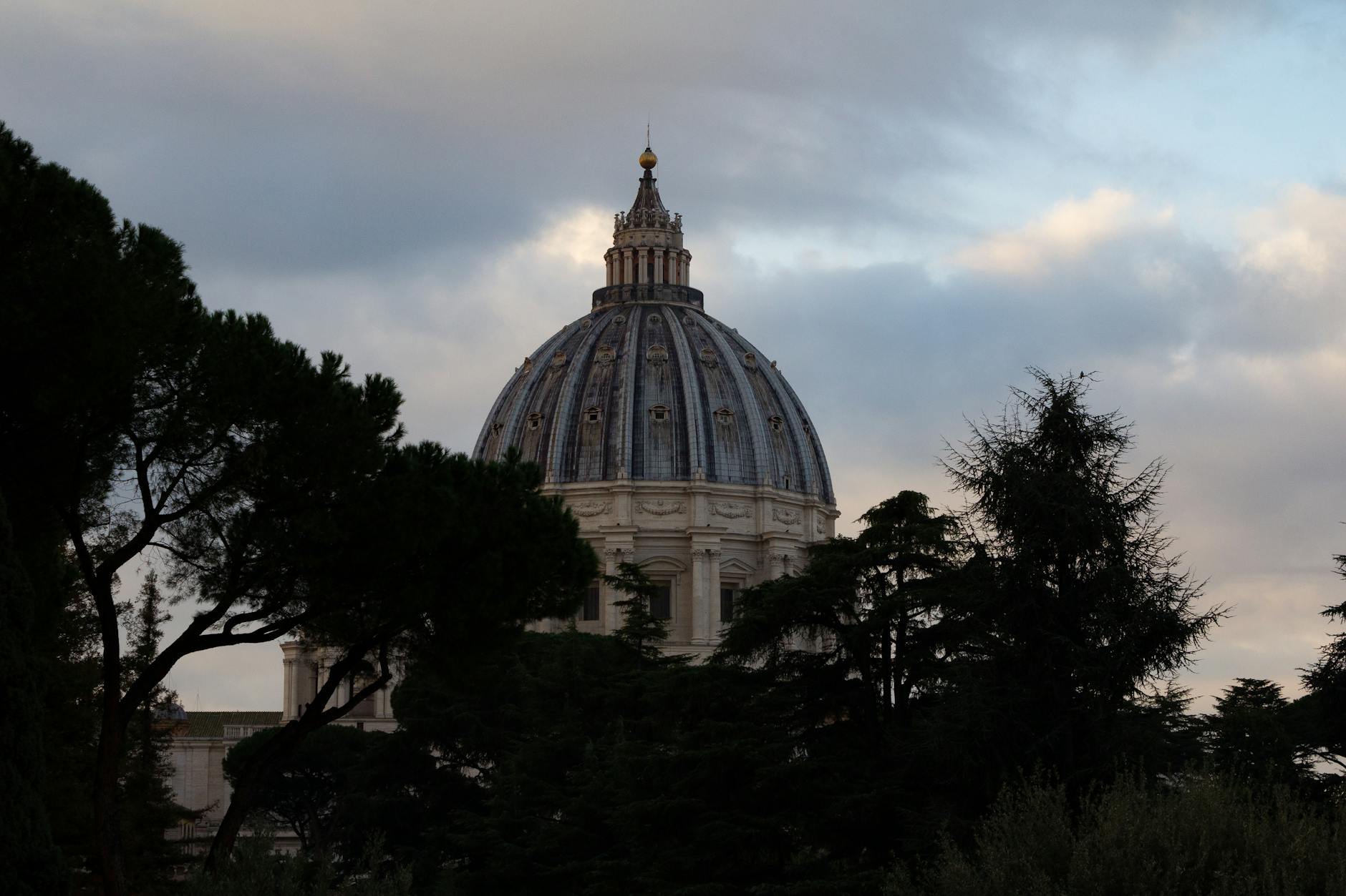 Cupula de la Basilica de San Pedro del Vaticano al atardecer disenada por Miguel Angel