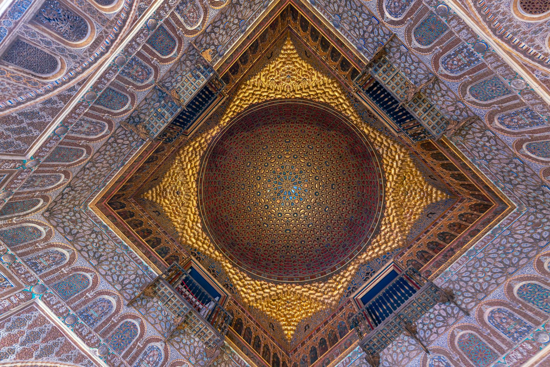 Intrincados diseños geométricos del arte mudéjar, declarado Patrimonio de la Humanidad por la UNESCO