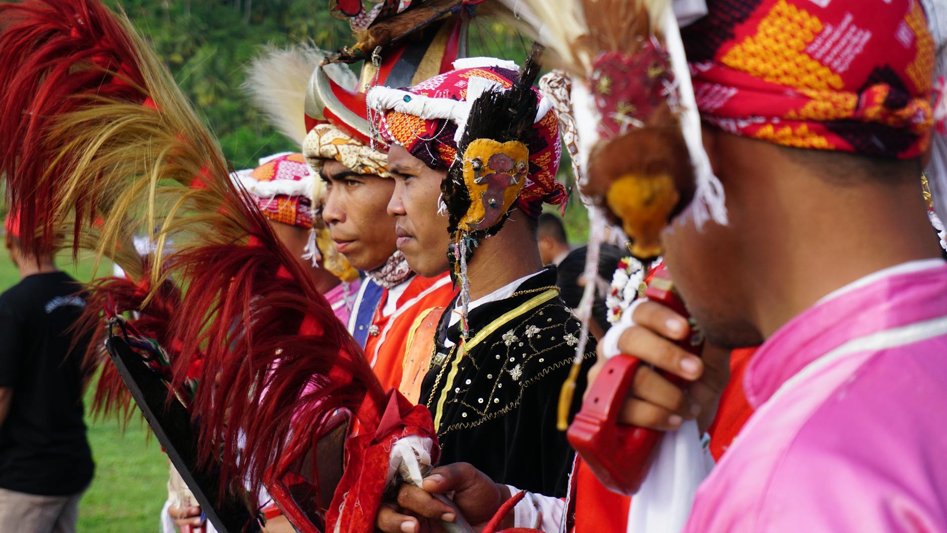 Danza tradicional guerrera en Banda Neira, Islas Molucas, Indonesia