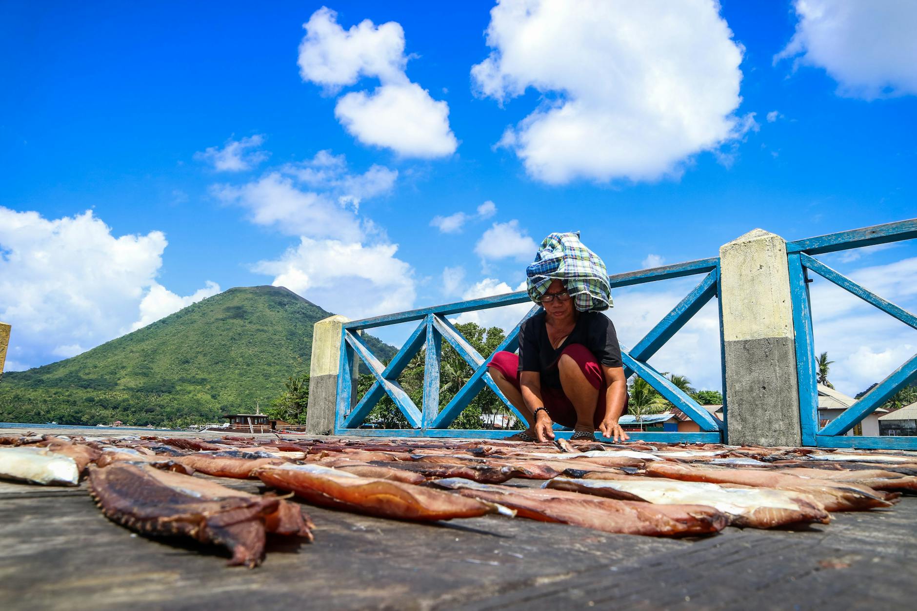 Mujer secando pescado en la aldea de pescadores de Banda Neira, Islas Malucas