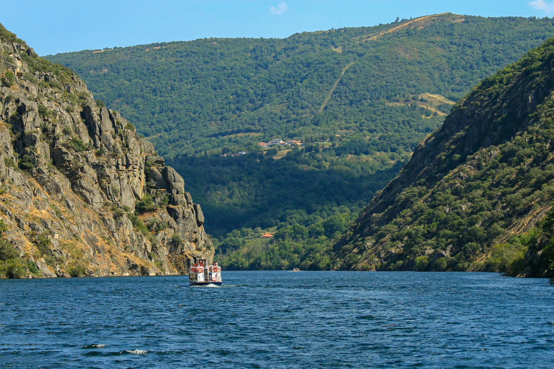 Catamaran navegando entre acantilados de la Ribeira Sacra en Ourense Galicia
