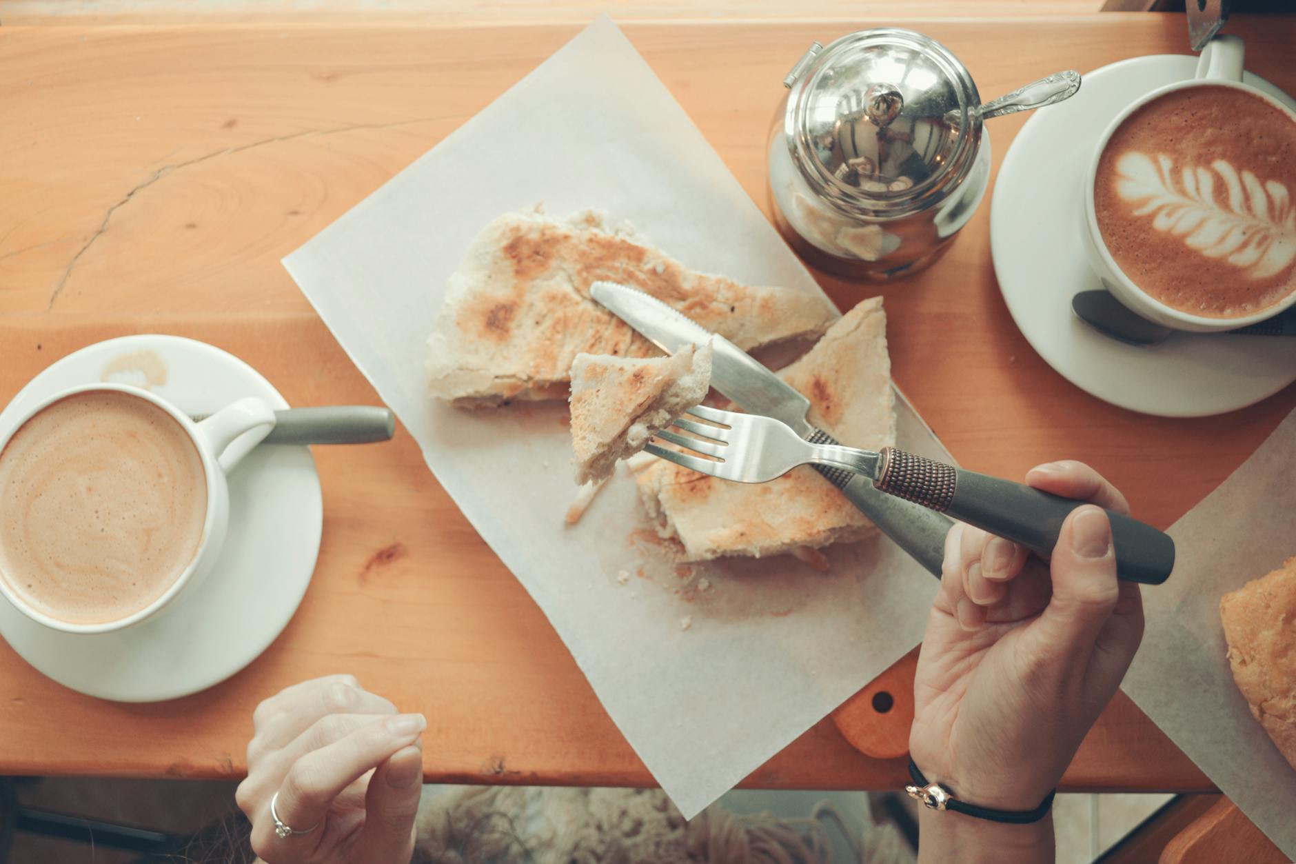 Cafe cubano con tostada sobre mesa de madera