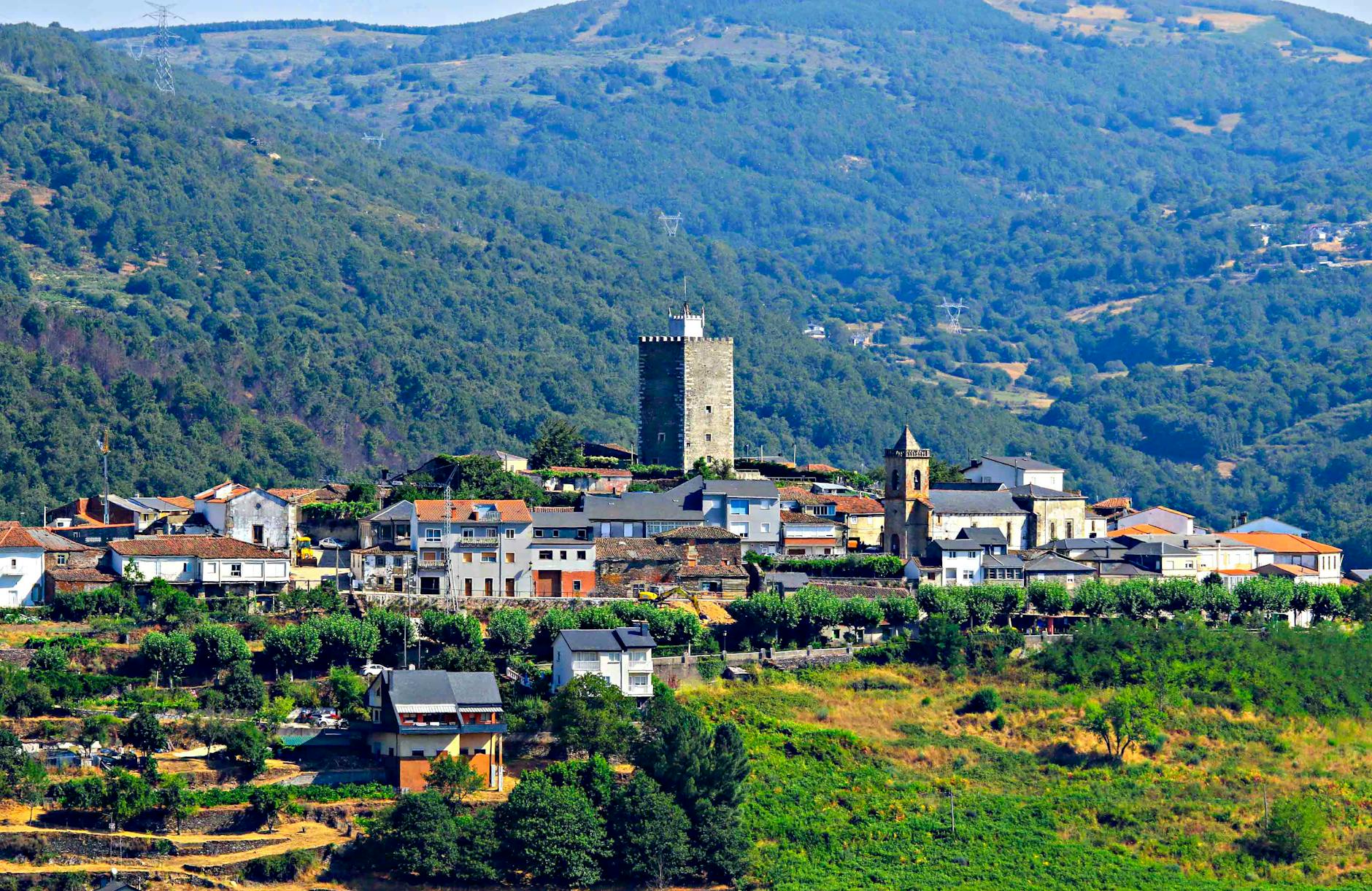 Viana do Bolo con torre historica y montanas verdes de fondo en la provincia de Ourense