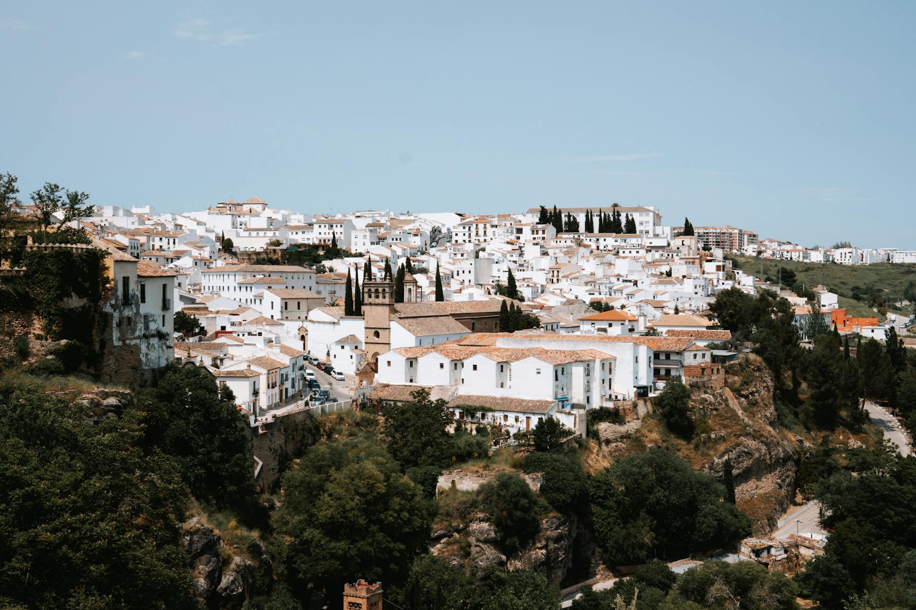 Arquitectura encalada de Ronda, pueblo blanco de Andalucia y emblema del turismo rural