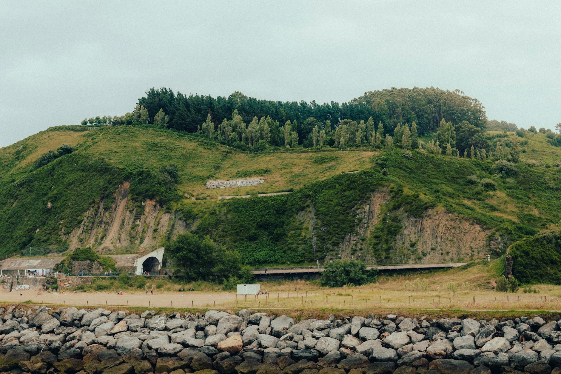 Colinas verdes exuberantes con carretera en Zumaia, País Vasco - paisaje rural de Euskadi