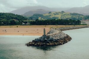 Paisaje costero del País Vasco con formaciones rocosas en Zumaia, Euskadi