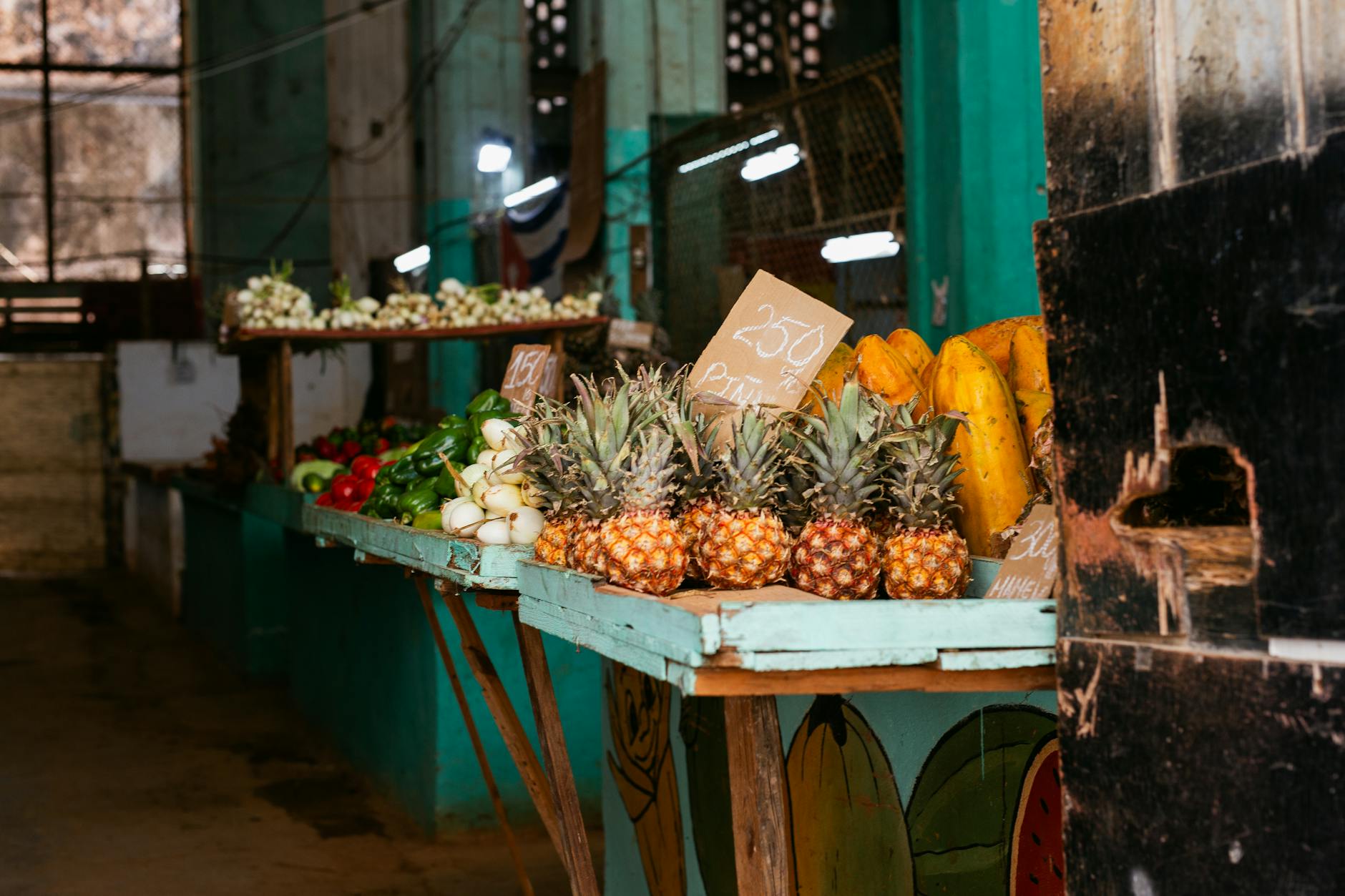 Puesto de frutas en La Habana con pinas y productos tropicales