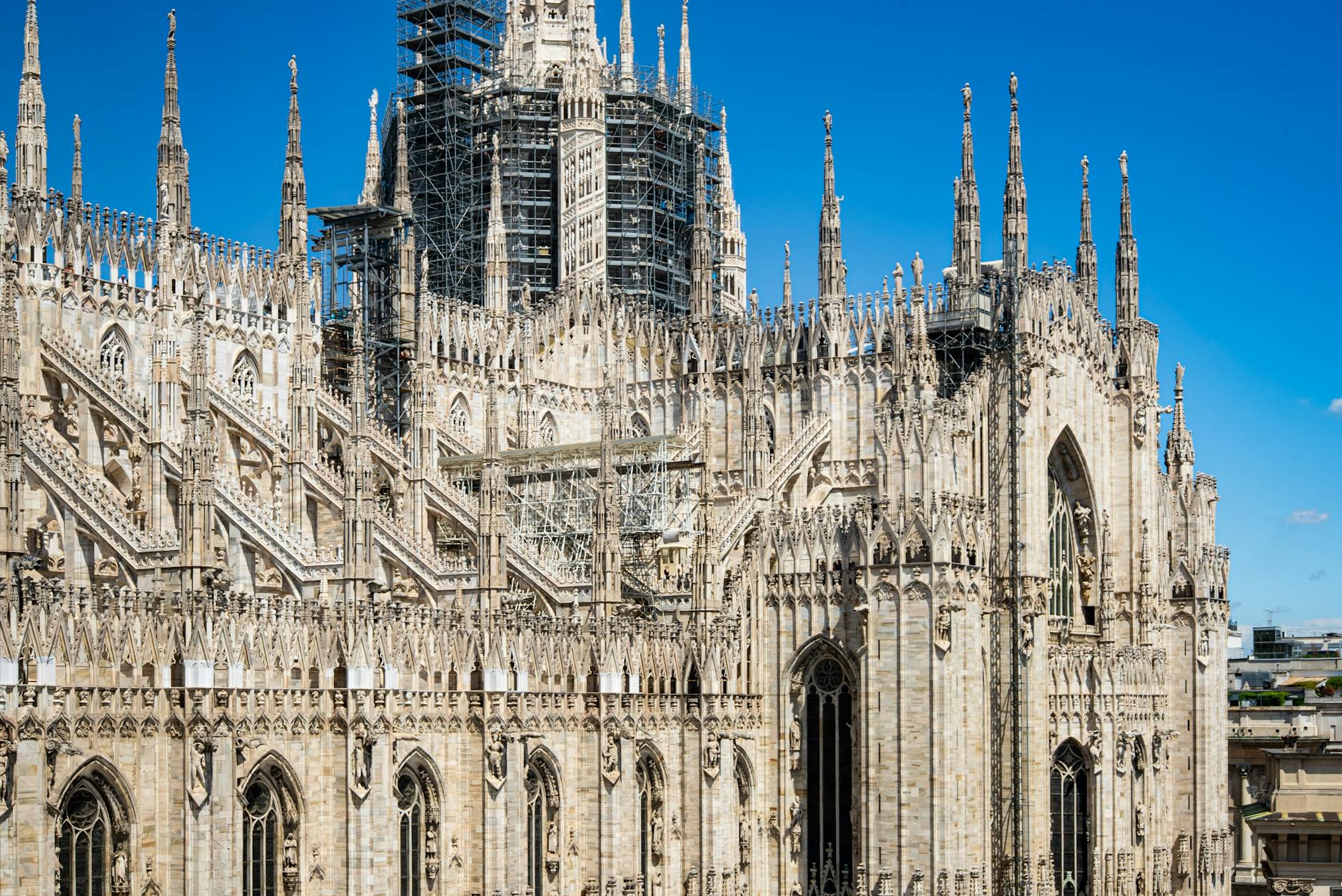 Duomo de Milan con arquitectura gotica, capital de la moda y destino low cost italiano