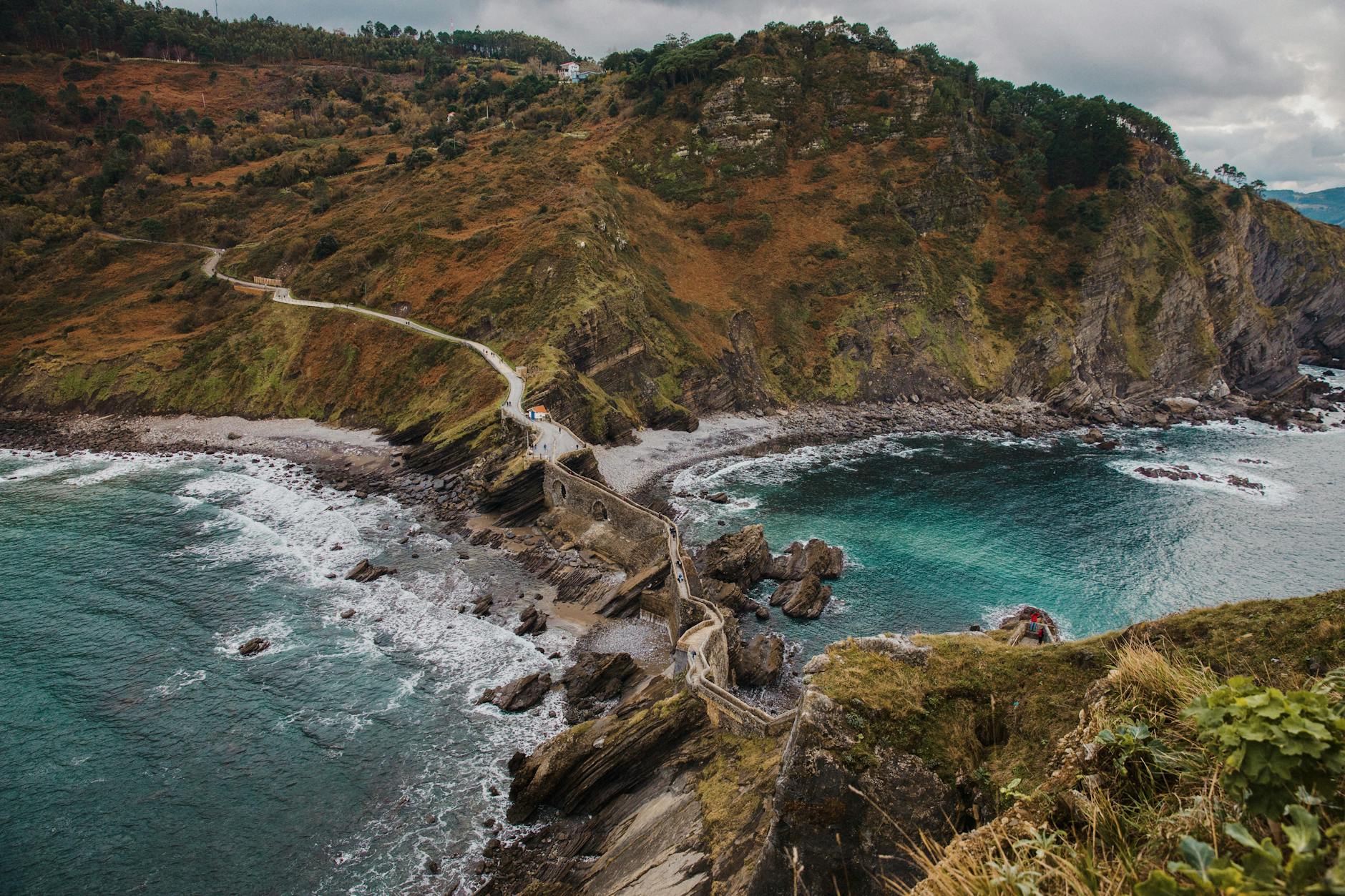 Costa acantilada de Gaztelugatxe en el País Vasco - acantilados y mar azul de Euskadi